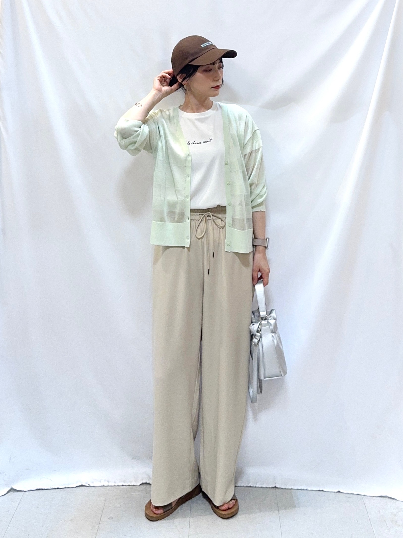 𝐇𝐢𝐫𝐨𝐦𝐢さんの「SHOO･LA･RUE｜【洗濯機可/S-LL】涼し気な透け感 日差し冷房対策に シアーボーダーカーディガン」を使ったコーディネート