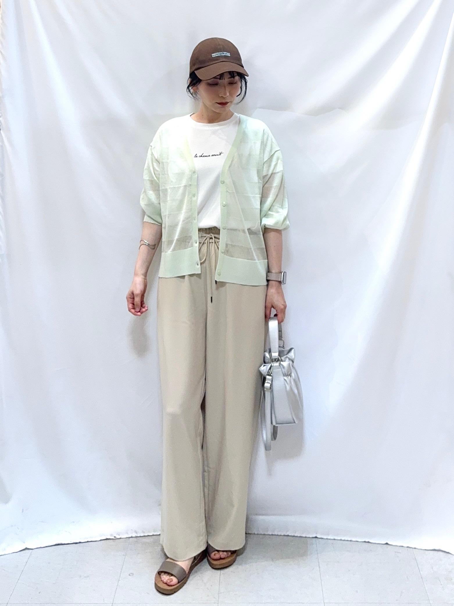 𝐇𝐢𝐫𝐨𝐦𝐢さんの「SHOO･LA･RUE｜【洗濯機可/S-LL】涼し気な透け感 日差し冷房対策に シアーボーダーカーディガン」を使ったコーディネート