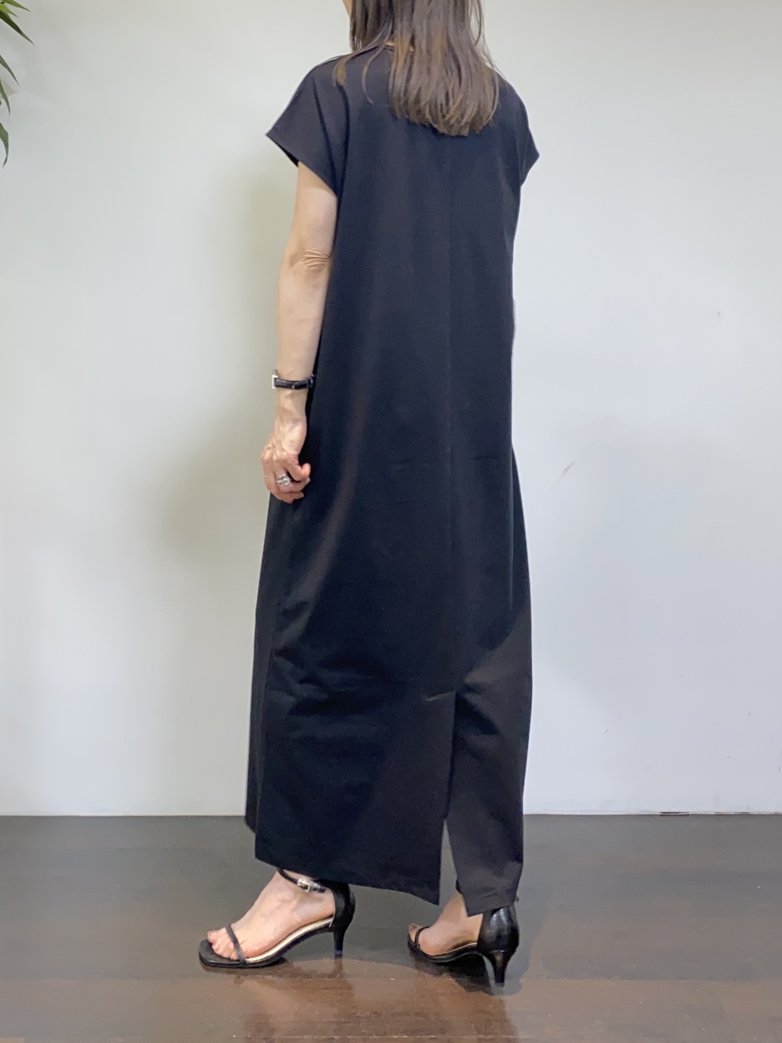 tomoさんの「UNTITLED｜【アンサンブル可/日除け・冷房対策】シアーレーヨンZIPカーディガン」を使ったコーディネート