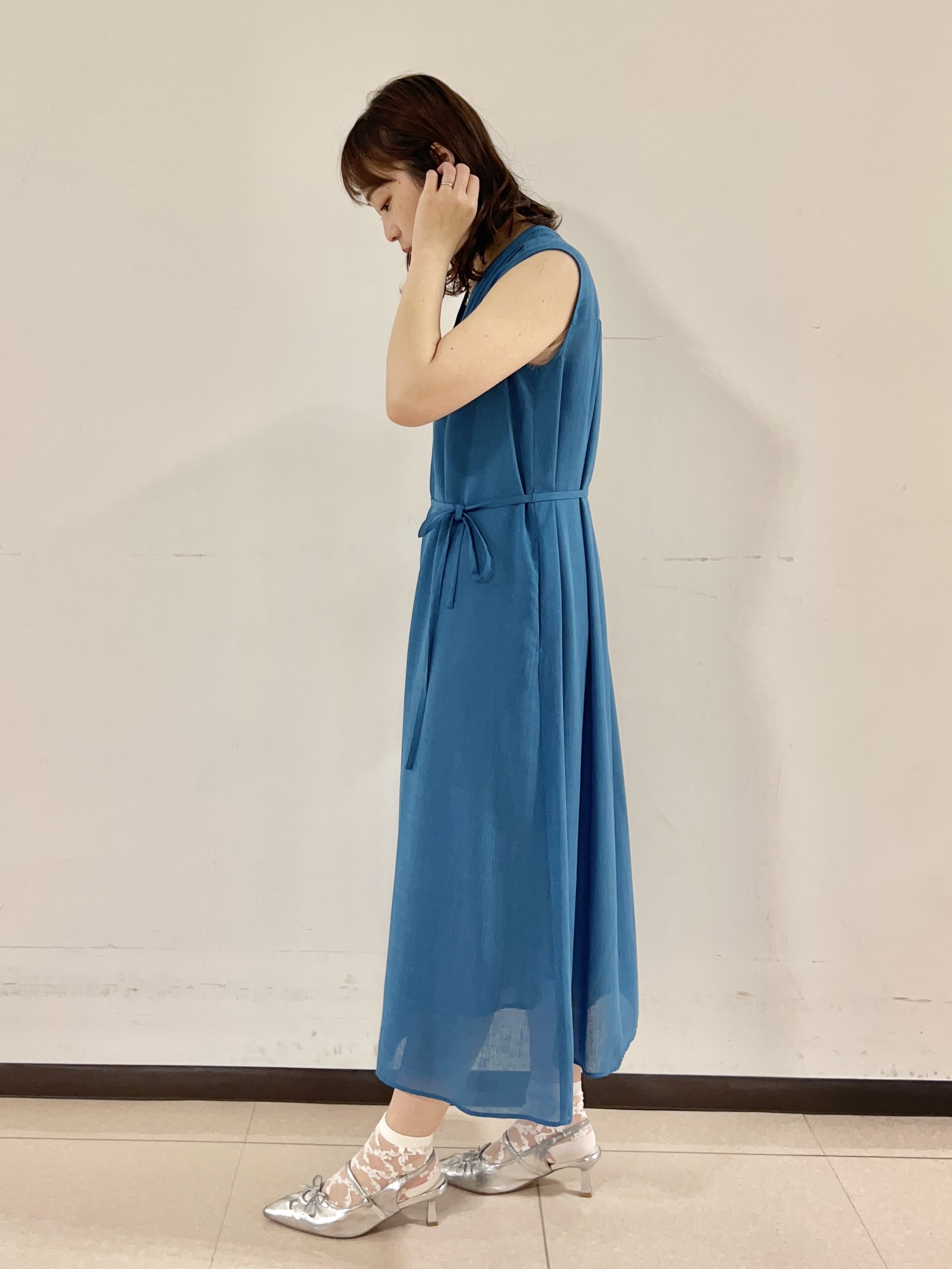 りおさんの「UNTITLED｜【通気性/前開きボタン】シアーVネックワンピース」を使ったコーディネート