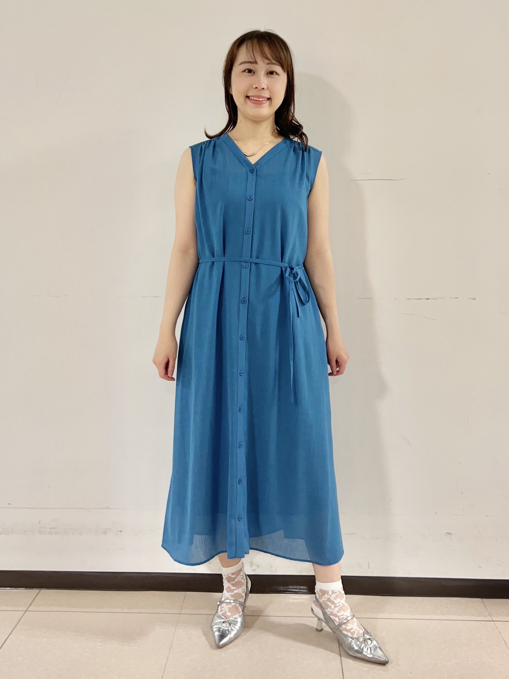 りおさんの「UNTITLED｜【通気性/前開きボタン】シアーVネックワンピース」を使ったコーディネート