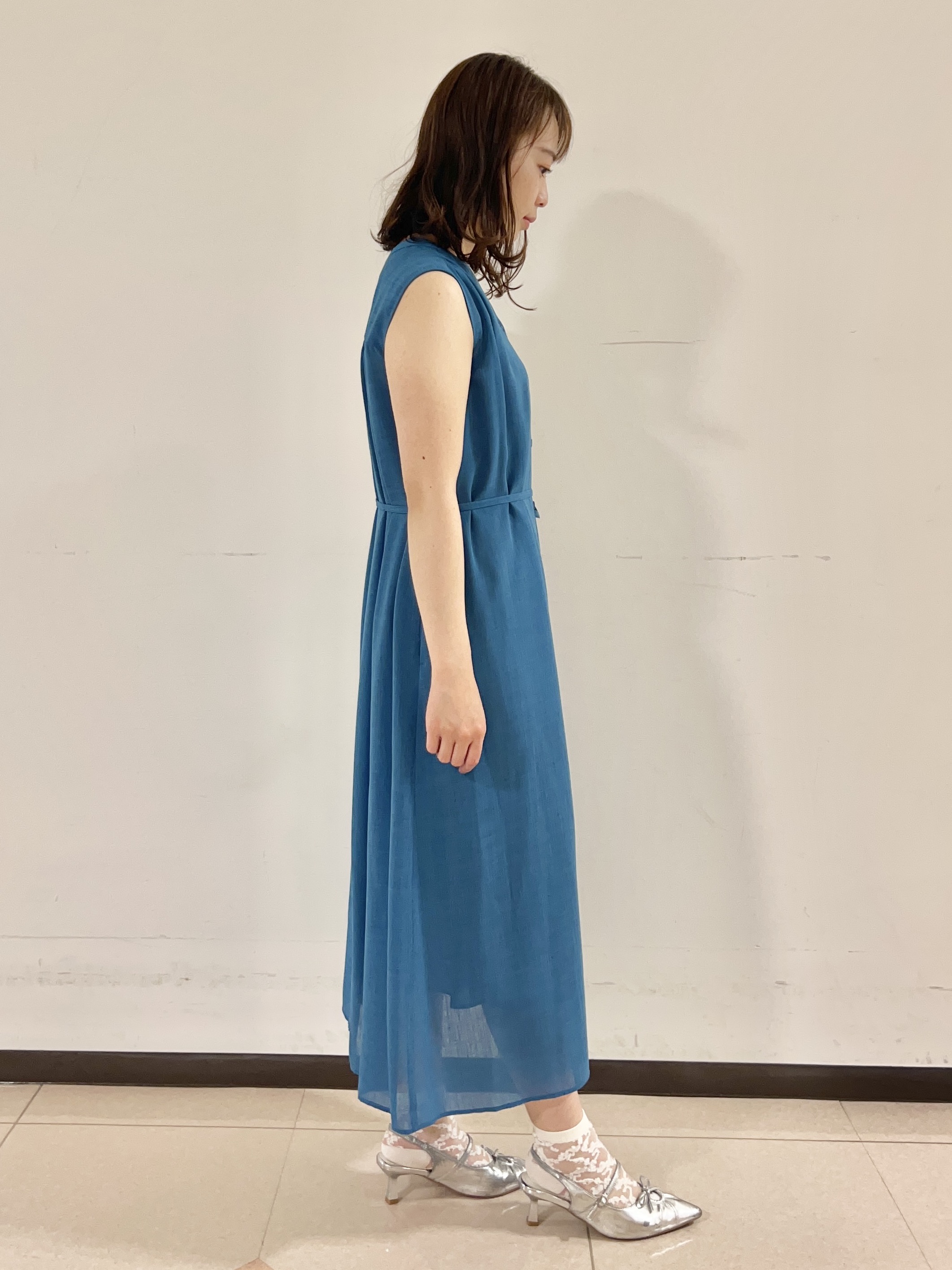 りおさんの「UNTITLED｜【通気性/前開きボタン】シアーVネックワンピース」を使ったコーディネート