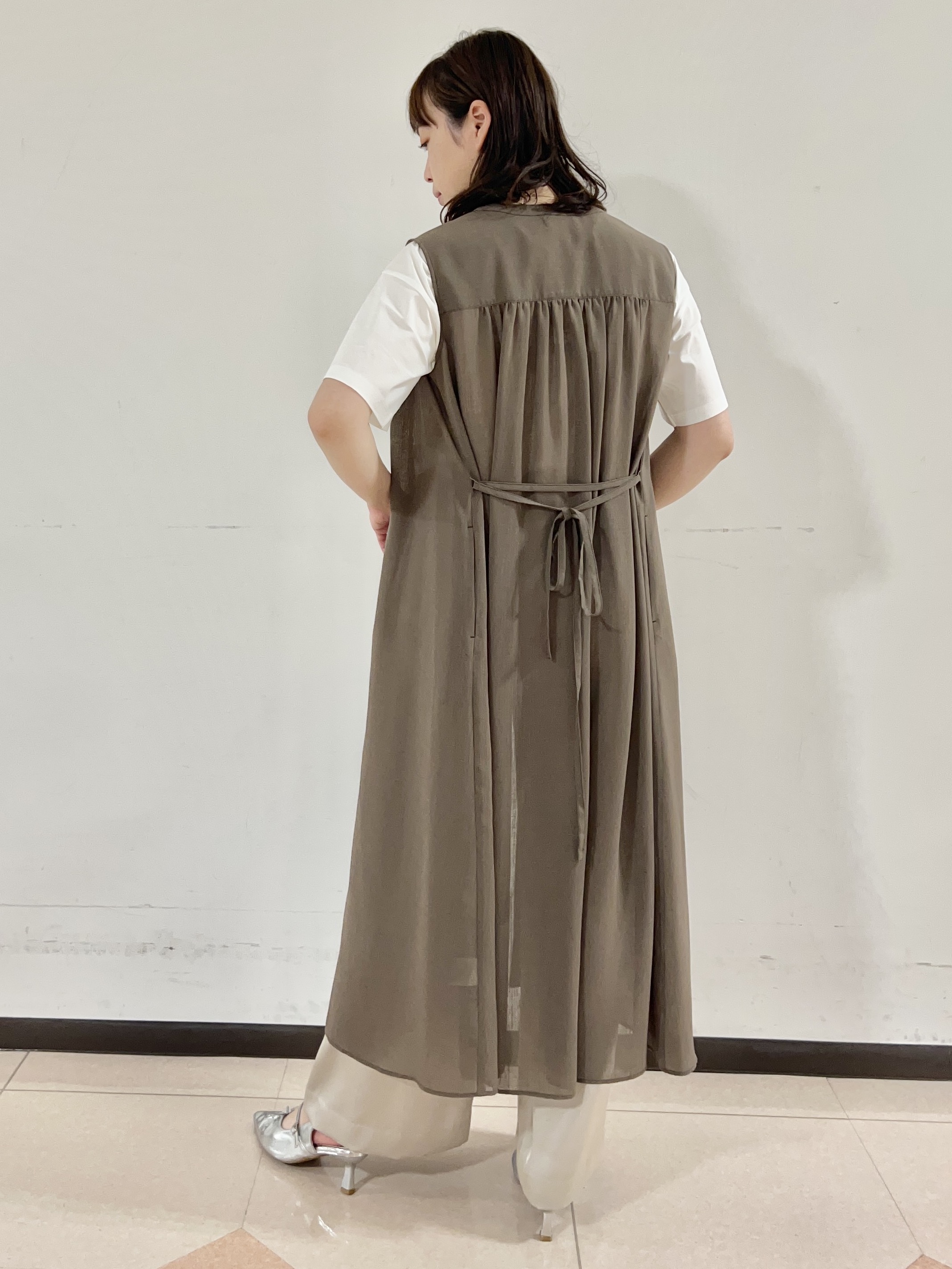 りおさんの「UNTITLED｜【通気性/前開きボタン】シアーVネックワンピース」を使ったコーディネート