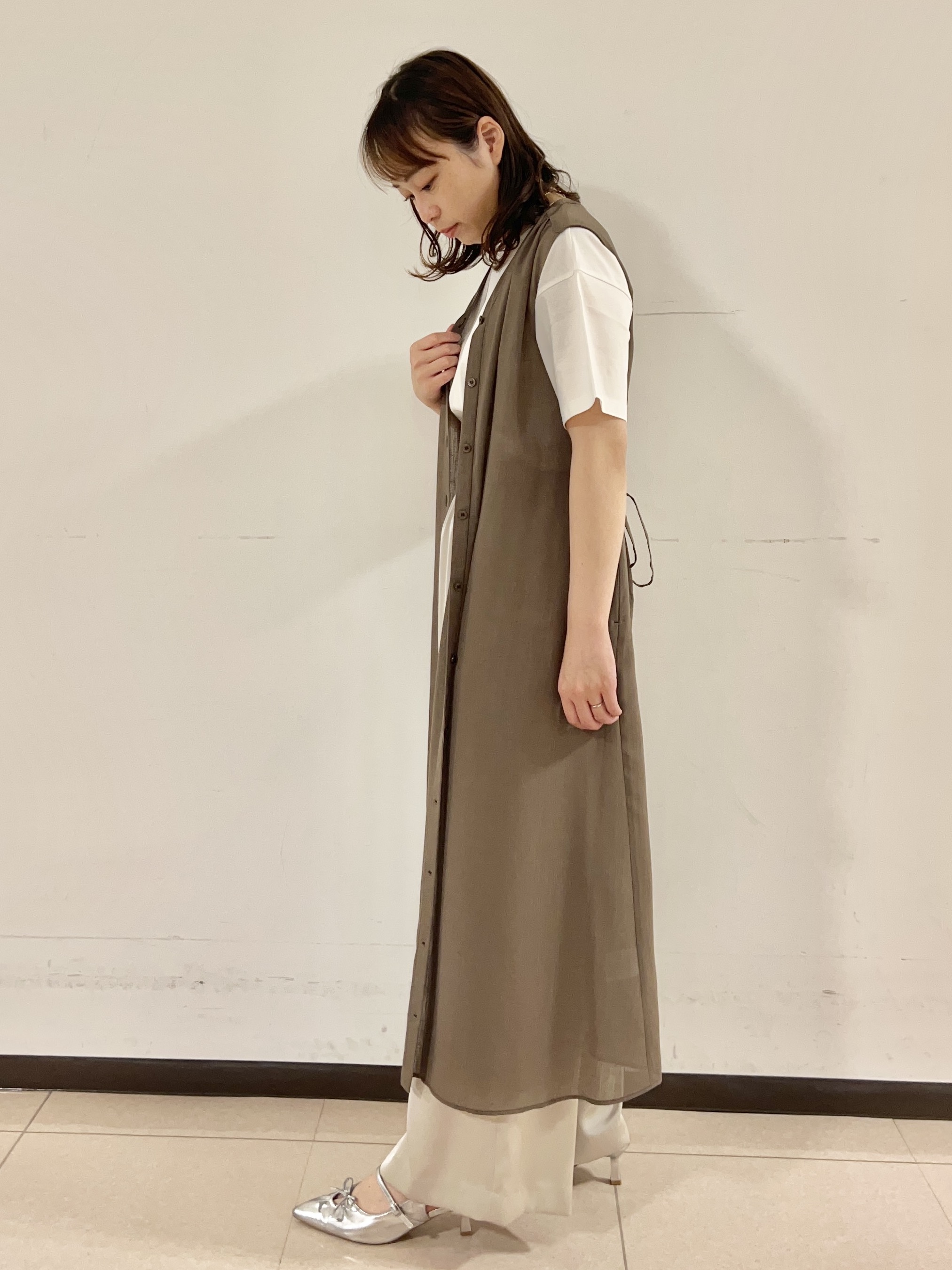 りおさんの「UNTITLED｜【通気性/前開きボタン】シアーVネックワンピース」を使ったコーディネート