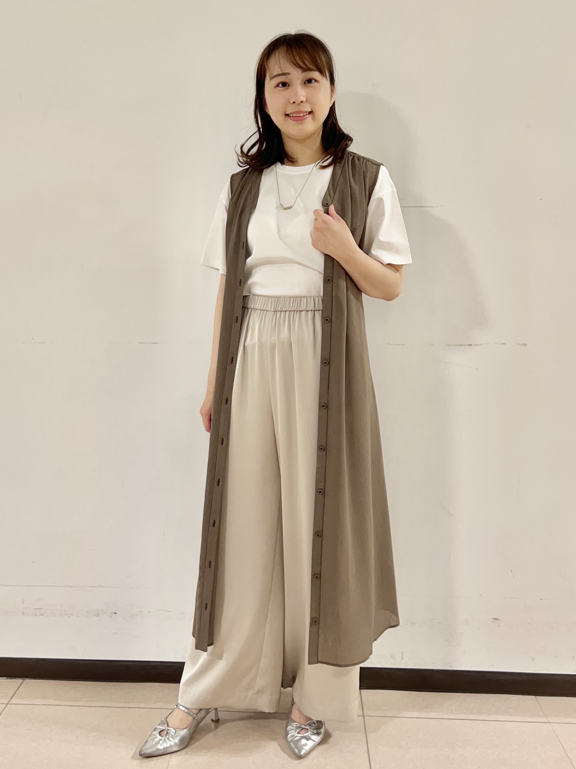 りおさんの「UNTITLED｜【通気性/前開きボタン】シアーVネックワンピース」を使ったコーディネート