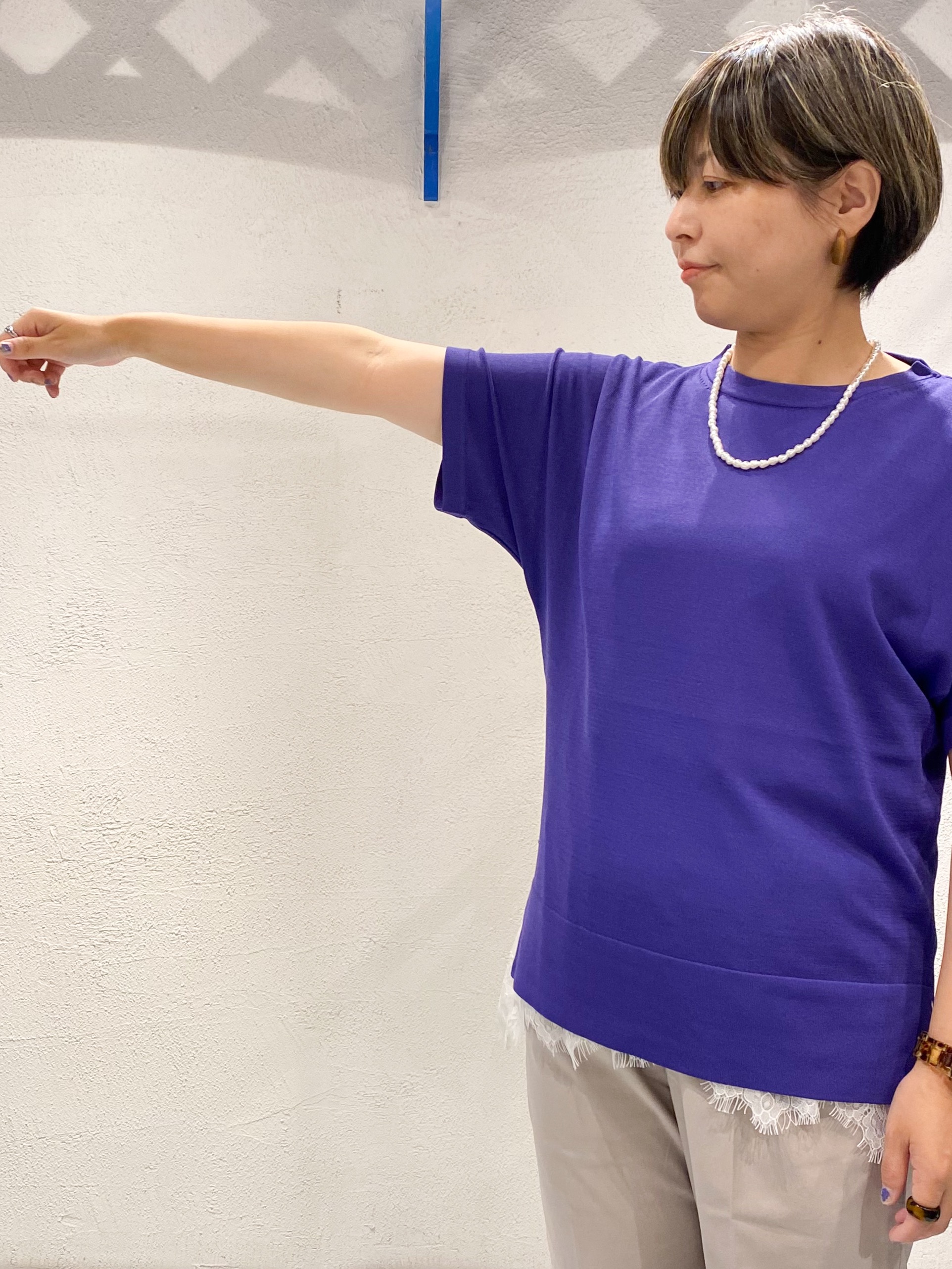 ばっちょさんの「grove｜【シリーズ累計36万枚！やわらかドライタッチ】夏にうれしい多機能ロングニット」を使ったコーディネート