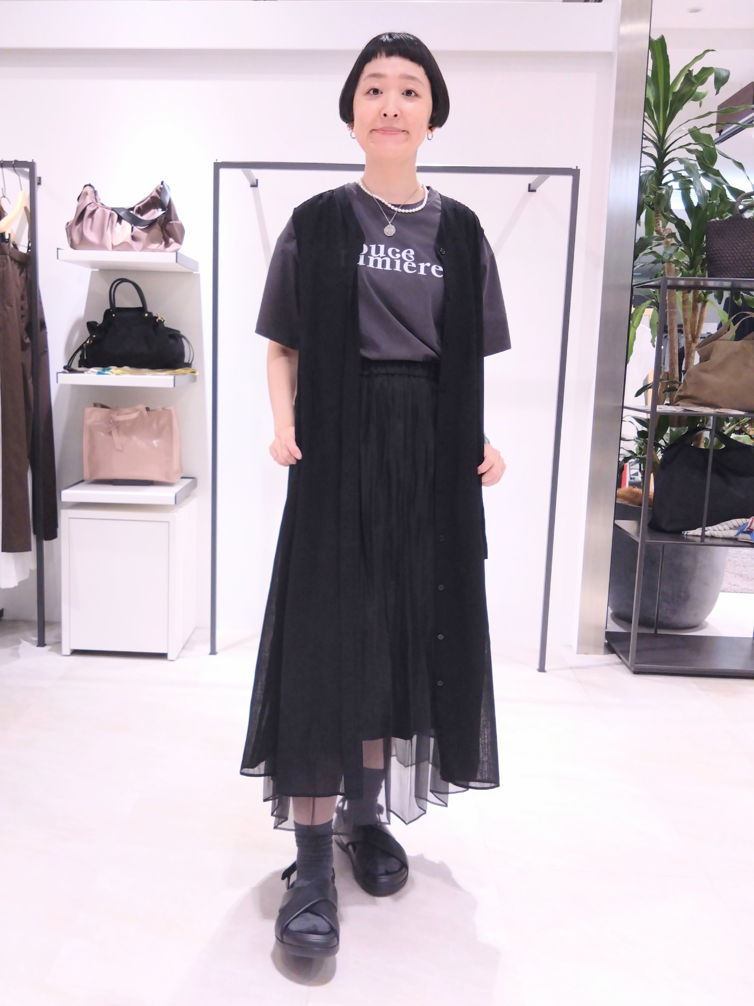 まちこさんの「UNTITLED｜【通気性/前開きボタン】シアーVネックワンピース」を使ったコーディネート