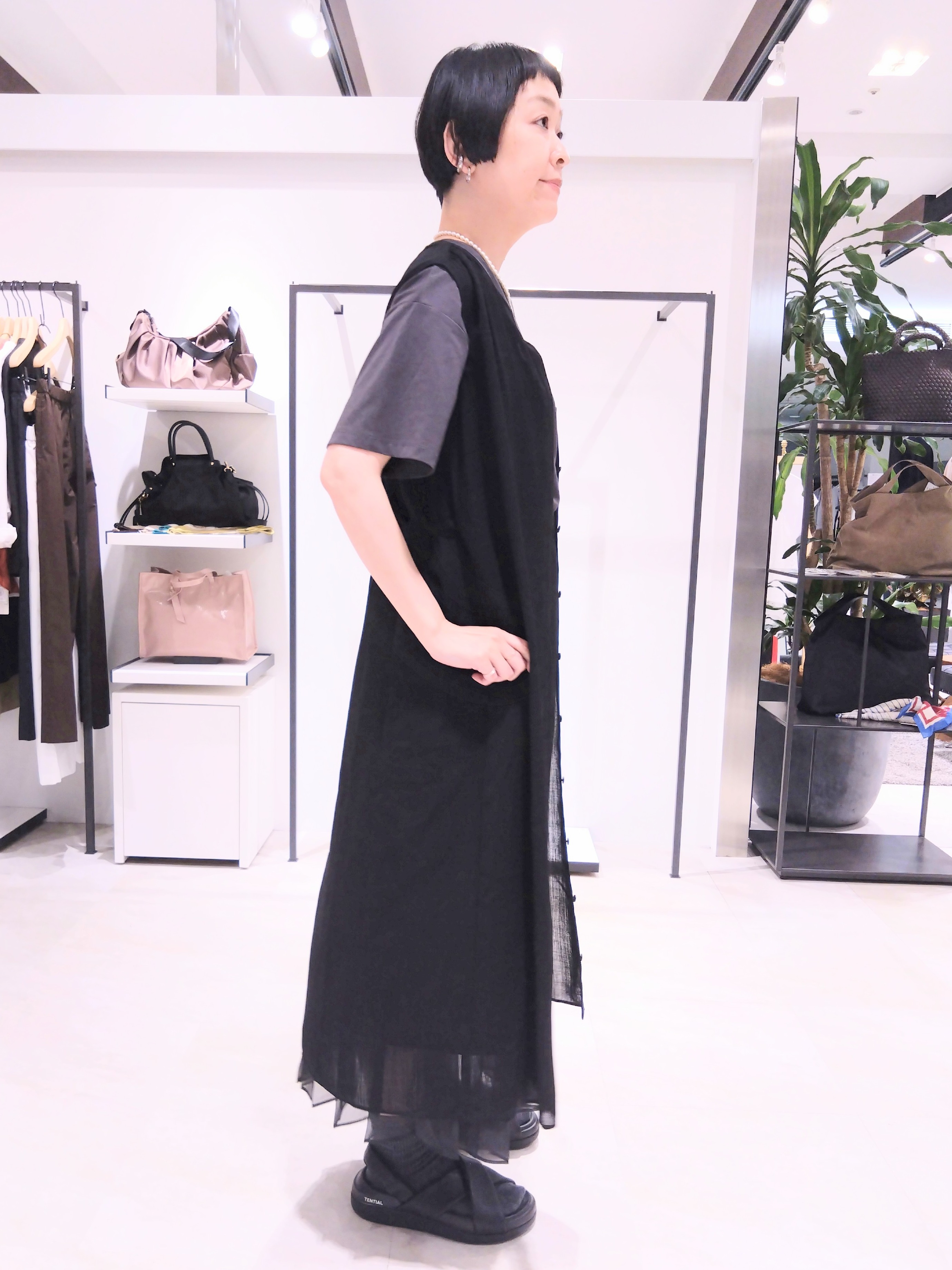 まちこさんの「UNTITLED｜【通気性/前開きボタン】シアーVネックワンピース」を使ったコーディネート