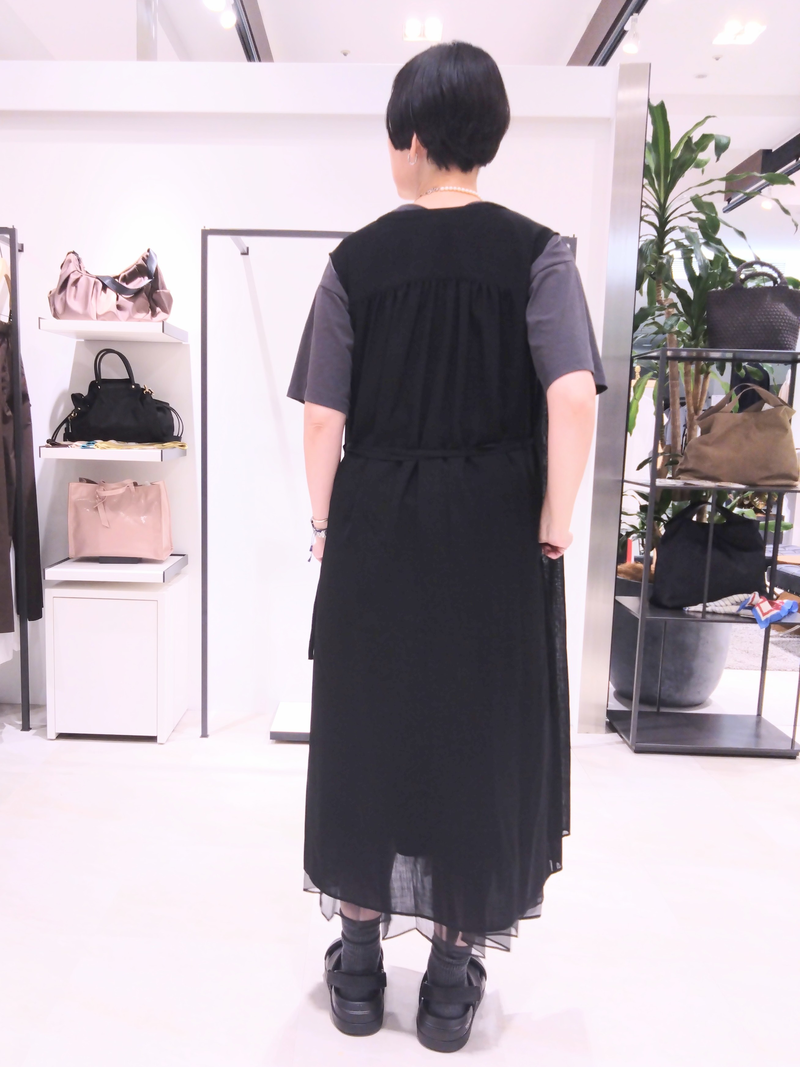 まちこさんの「UNTITLED｜【通気性/前開きボタン】シアーVネックワンピース」を使ったコーディネート