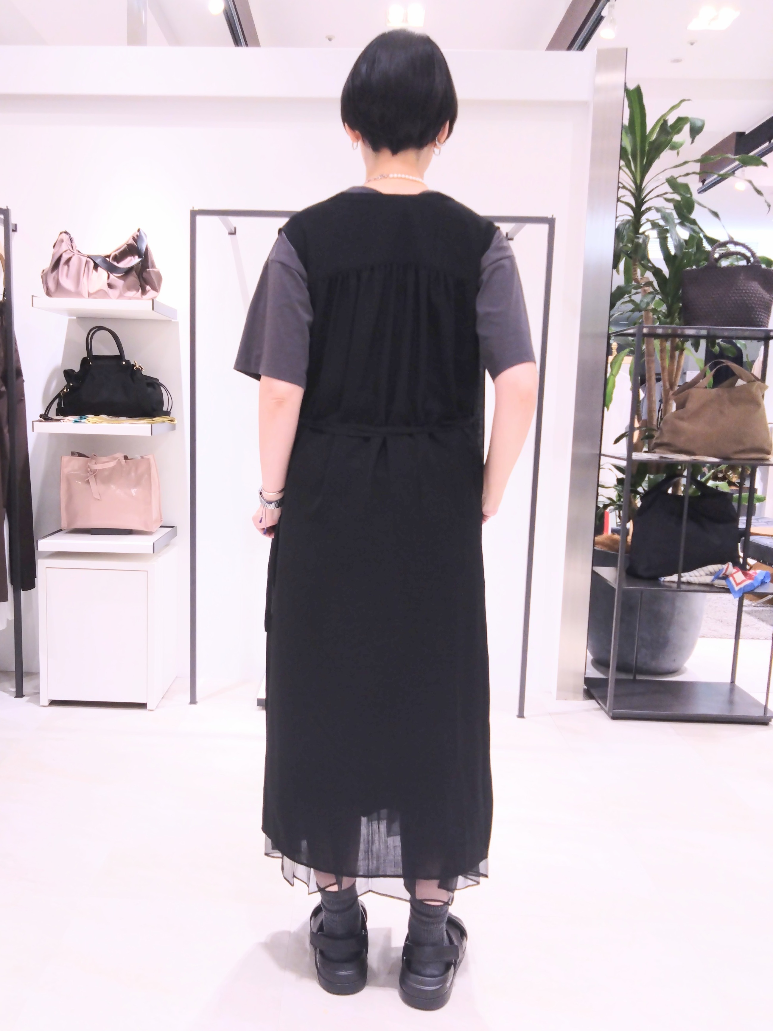 まちこさんの「UNTITLED｜【通気性/前開きボタン】シアーVネックワンピース」を使ったコーディネート