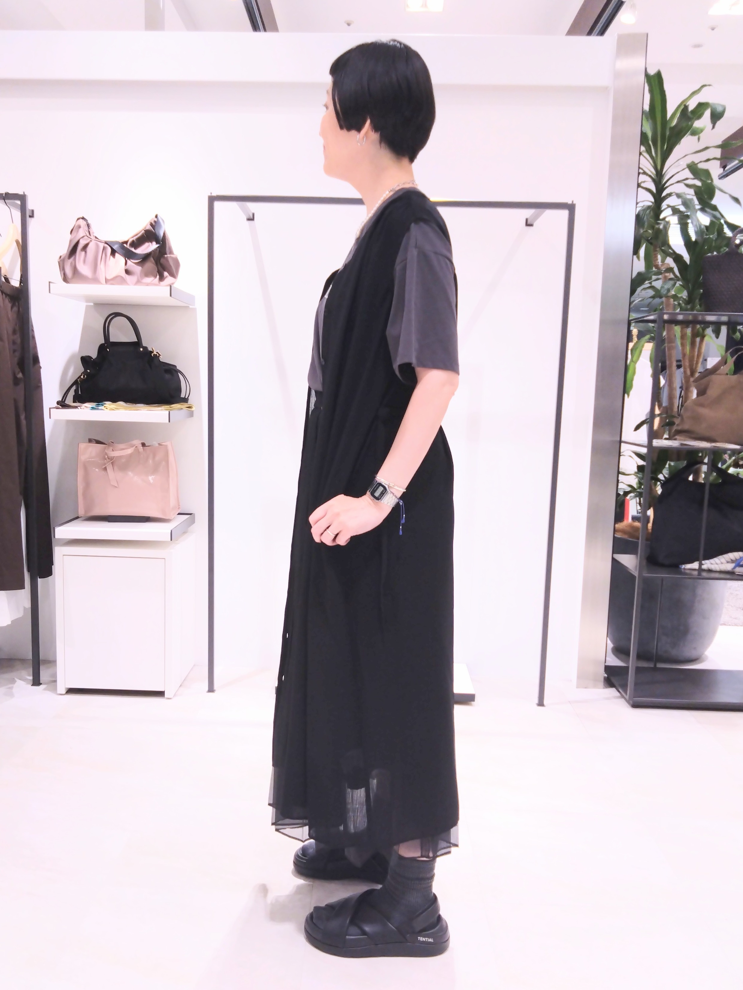 まちこさんの「UNTITLED｜【通気性/前開きボタン】シアーVネックワンピース」を使ったコーディネート