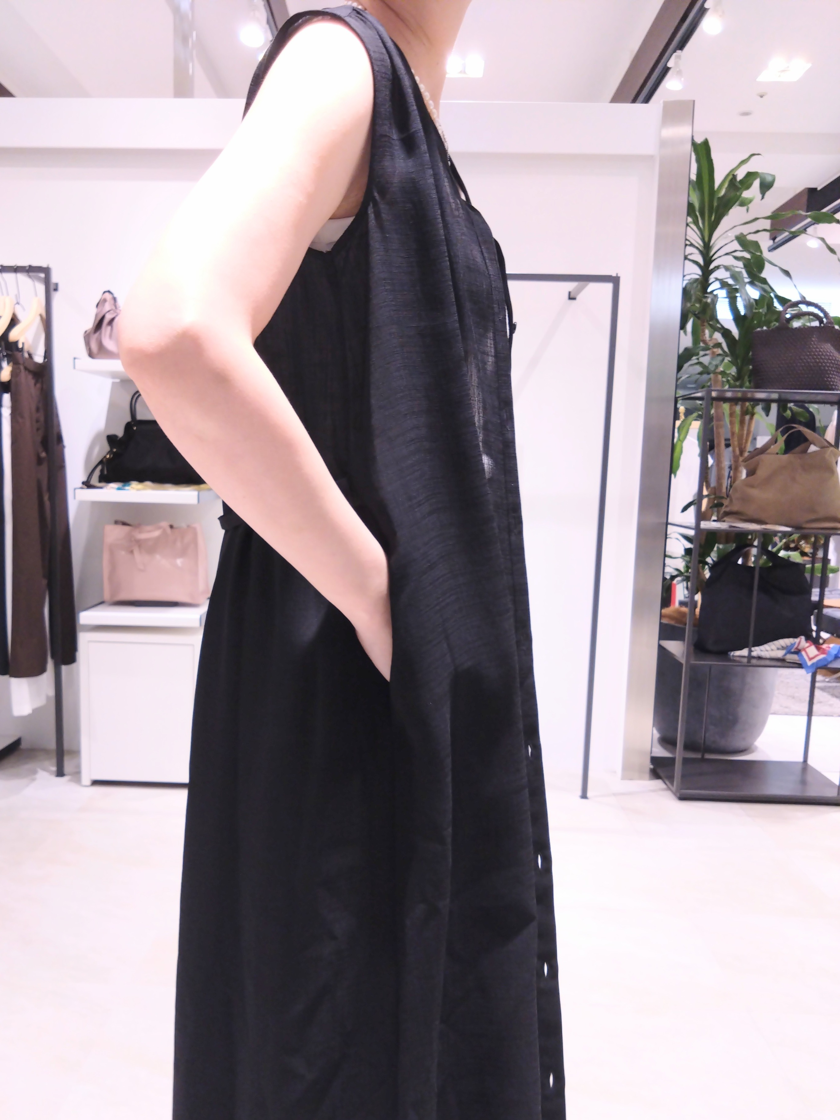 まちこさんの「UNTITLED｜【通気性/前開きボタン】シアーVネックワンピース」を使ったコーディネート