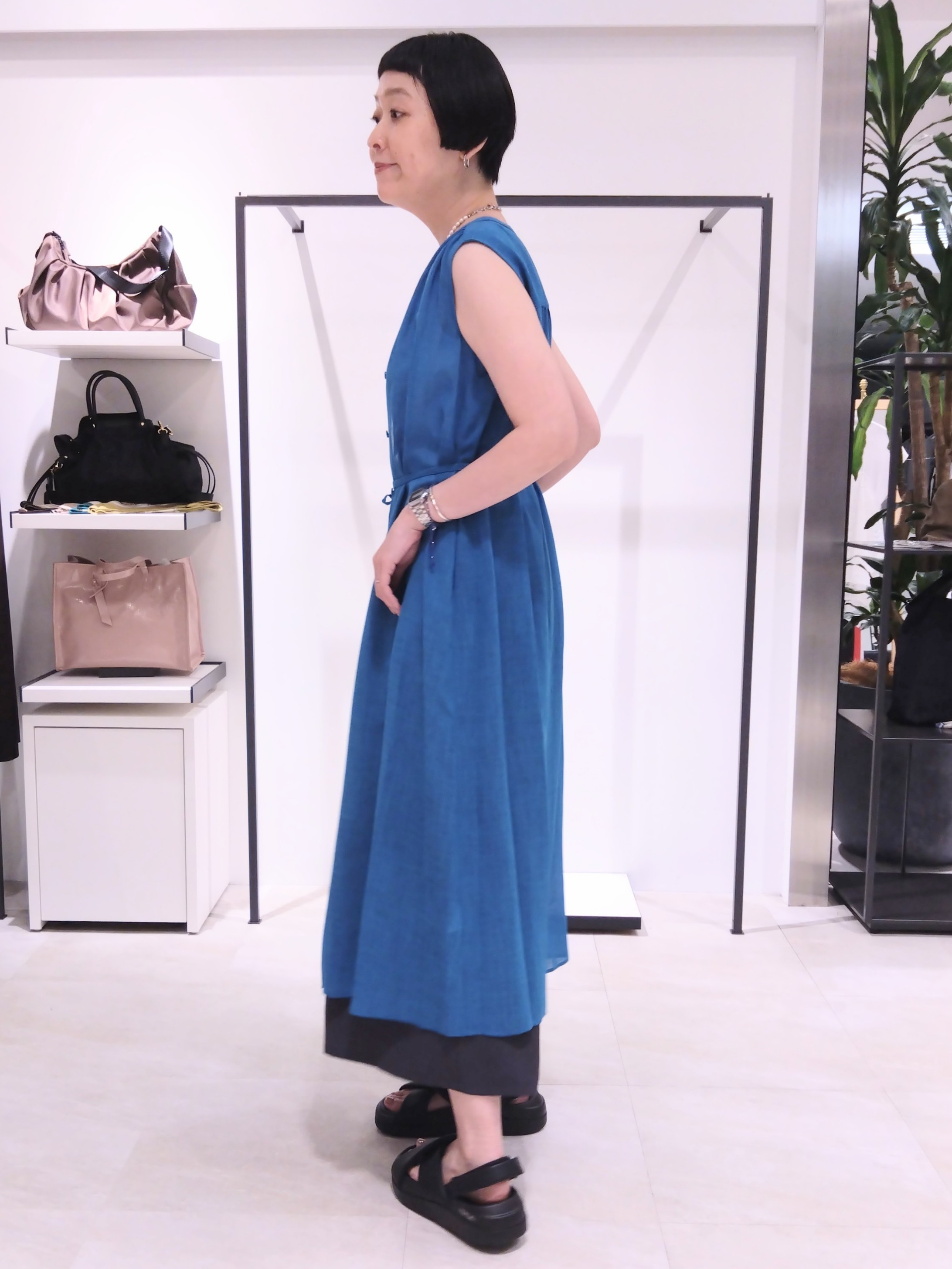 まちこさんの「UNTITLED｜【通気性/前開きボタン】シアーVネックワンピース」を使ったコーディネート