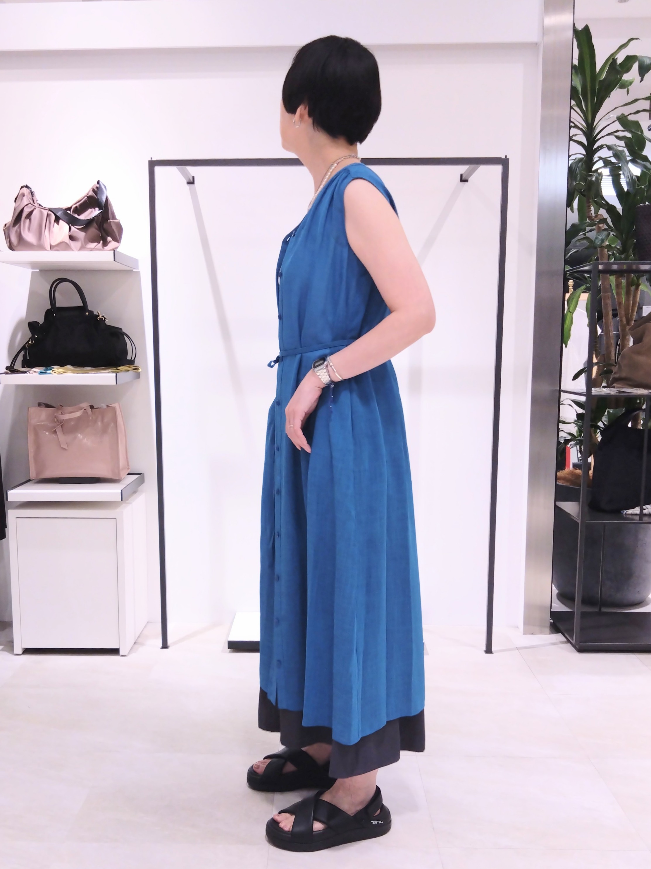 まちこさんの「UNTITLED｜【通気性/前開きボタン】シアーVネックワンピース」を使ったコーディネート