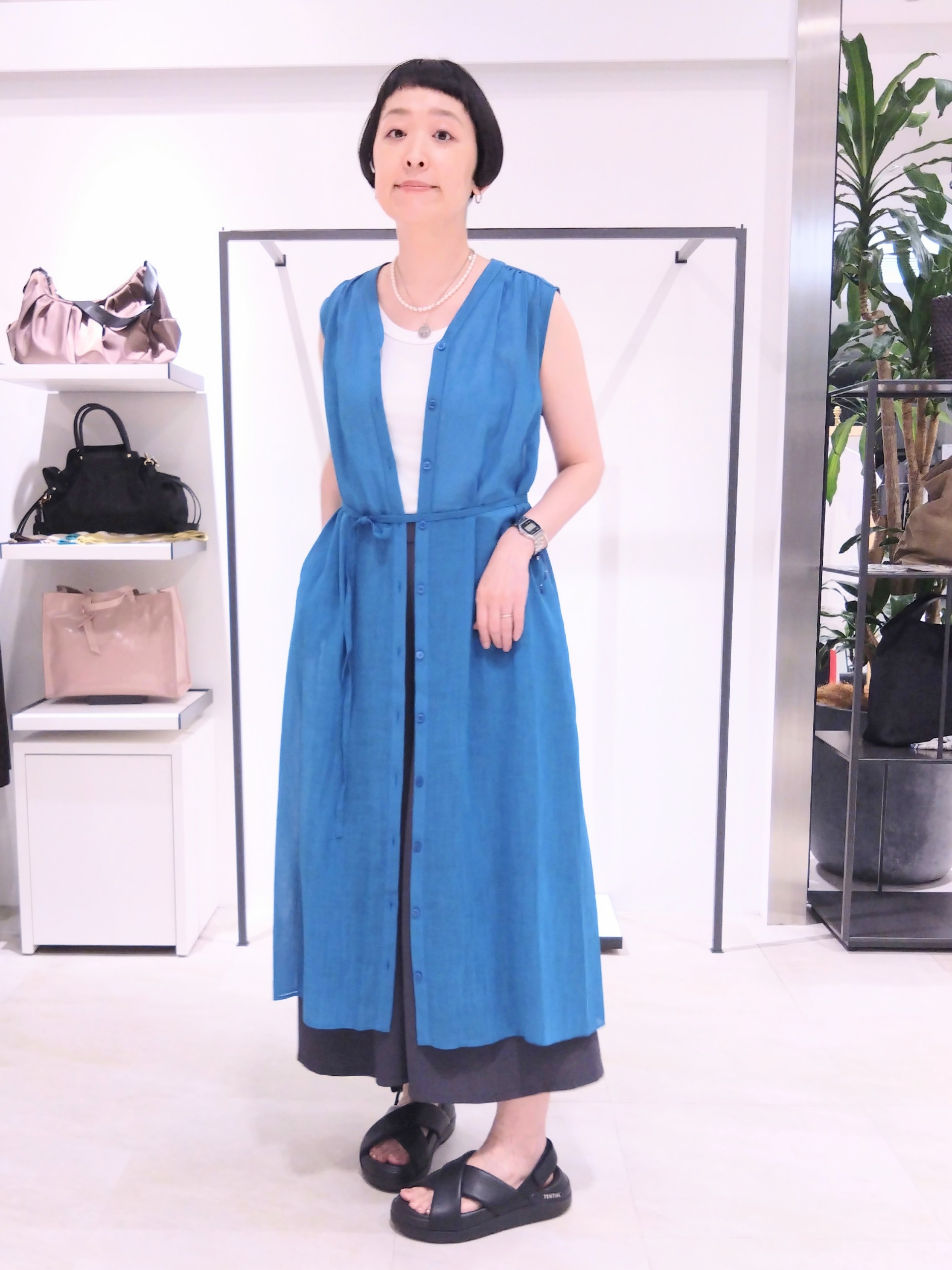 まちこさんの「UNTITLED｜【通気性/前開きボタン】シアーVネックワンピース」を使ったコーディネート