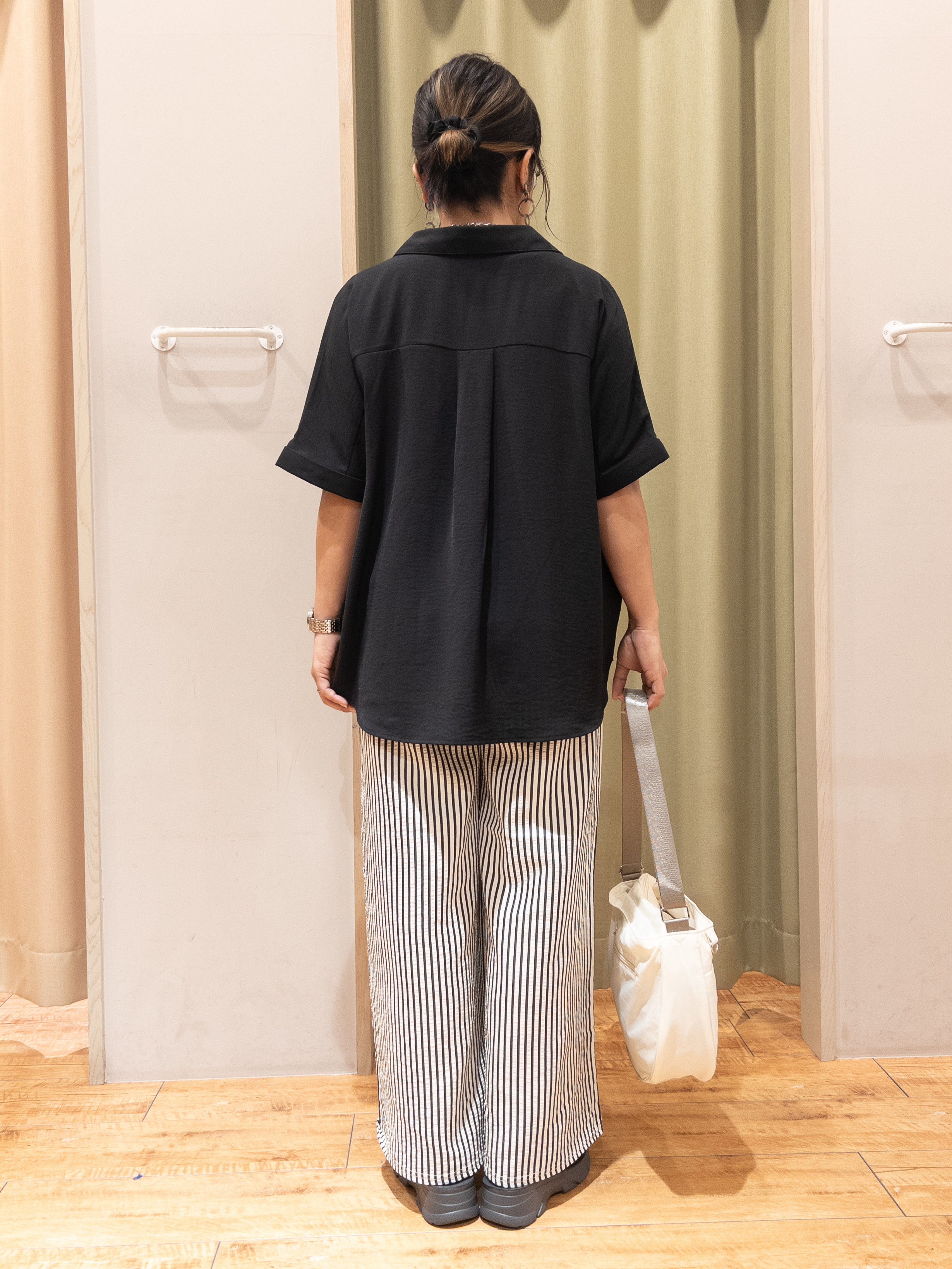 Kawa-sanさんの「SHOO･LA･RUE｜【ひんやり/洗濯後しわになりにくい/S-LL】着るだけでこなれ見え 二の腕も隠せるデザイン半袖シャツ」を使ったコーディネート