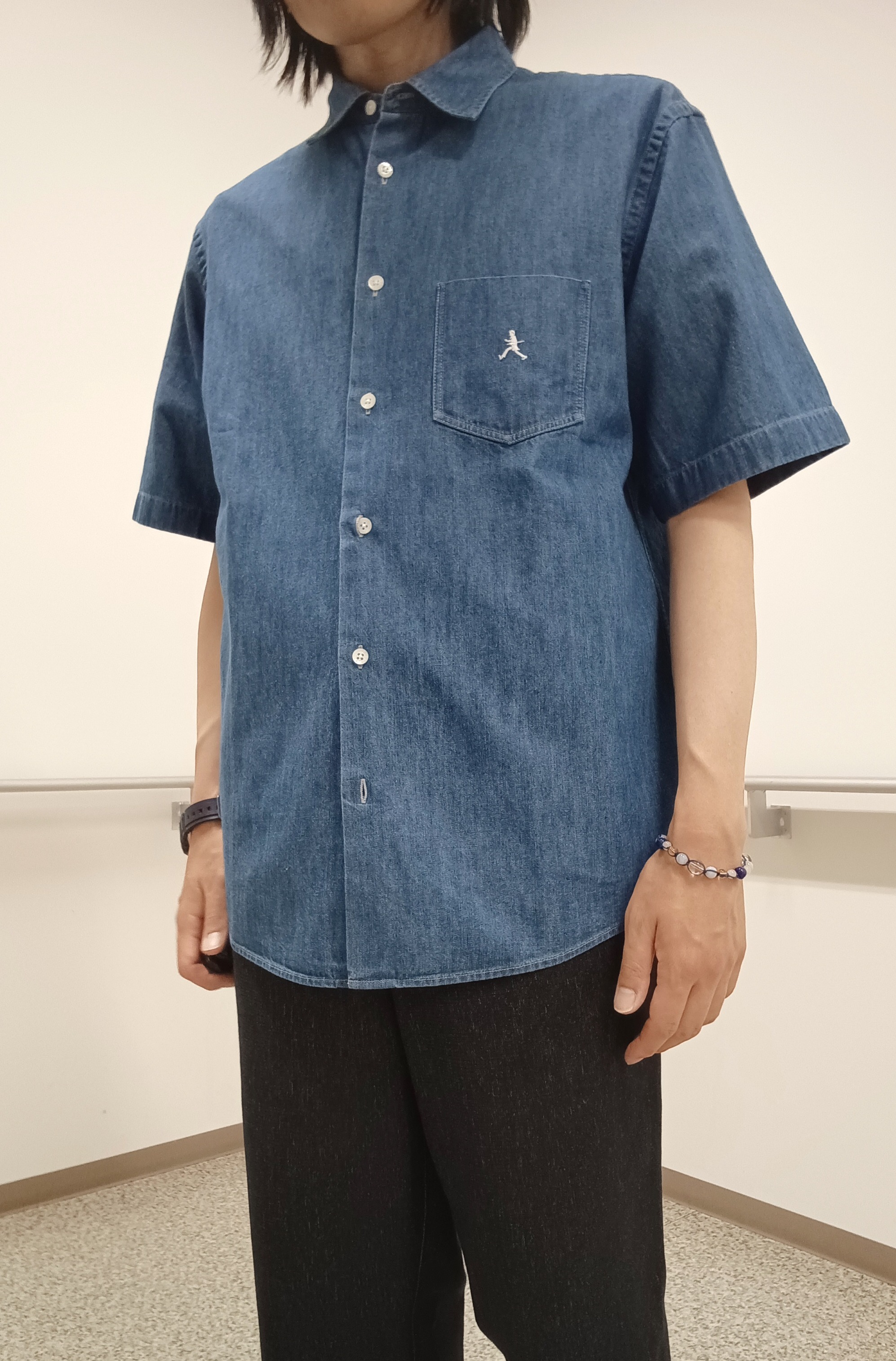 moritaさんの「TAKEO KIKUCHI｜【BOWLER HAT LABEL】ボーラーハットウォーカー刺繍 半袖デニムシャツ」を使ったコーディネート