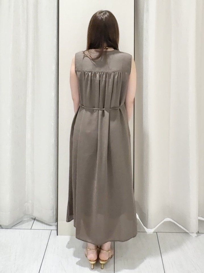 ʏᴜᴋɪᴋᴏさんの「UNTITLED｜【通気性/前開きボタン】シアーVネックワンピース」を使ったコーディネート