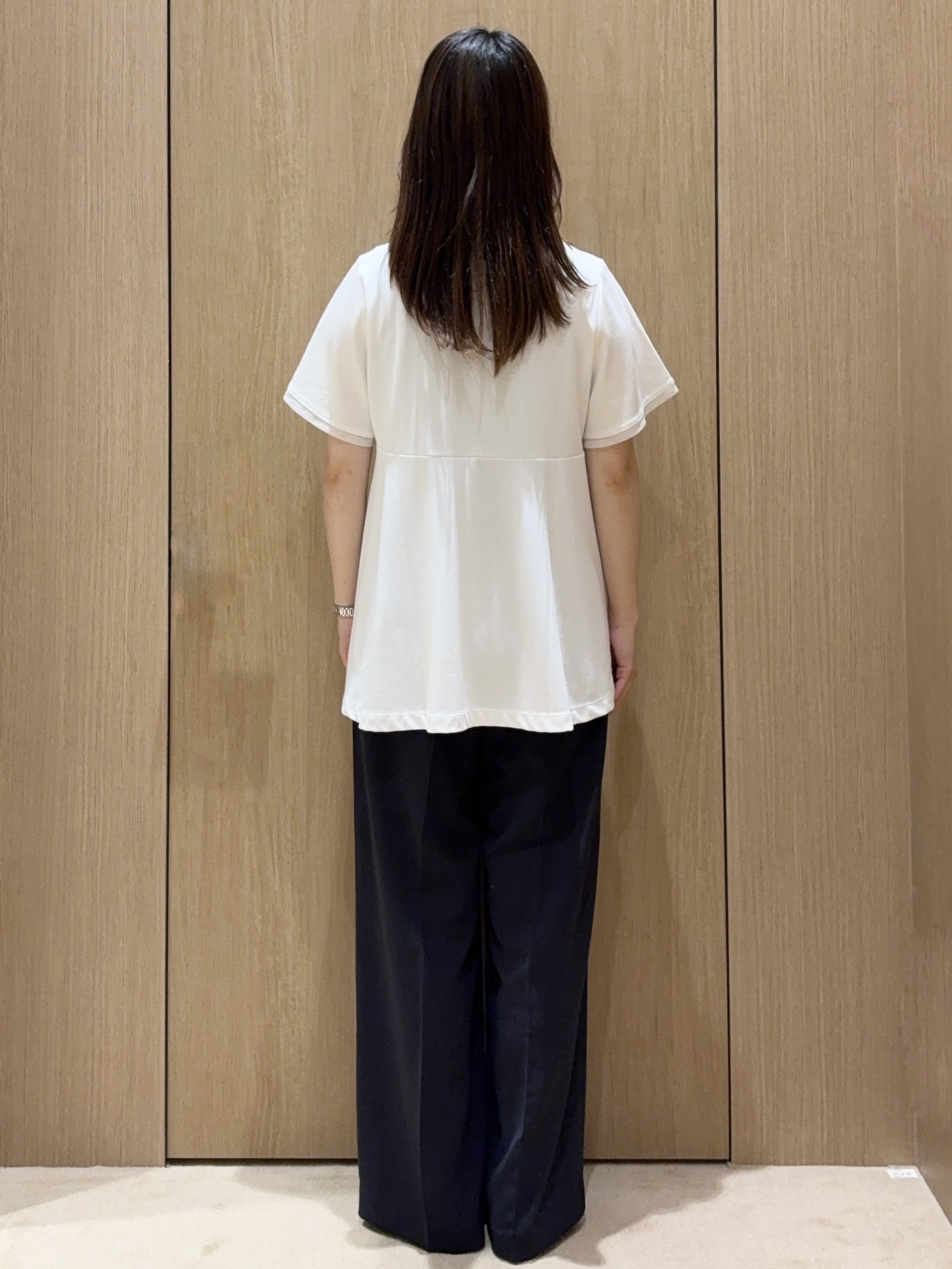 EMIRIさんの「OPAQUE.CLIP｜【UVケア／接触冷感】スーパーアイス 袖チュールペプラムカットソー《洗濯機OK》」を使ったコーディネート