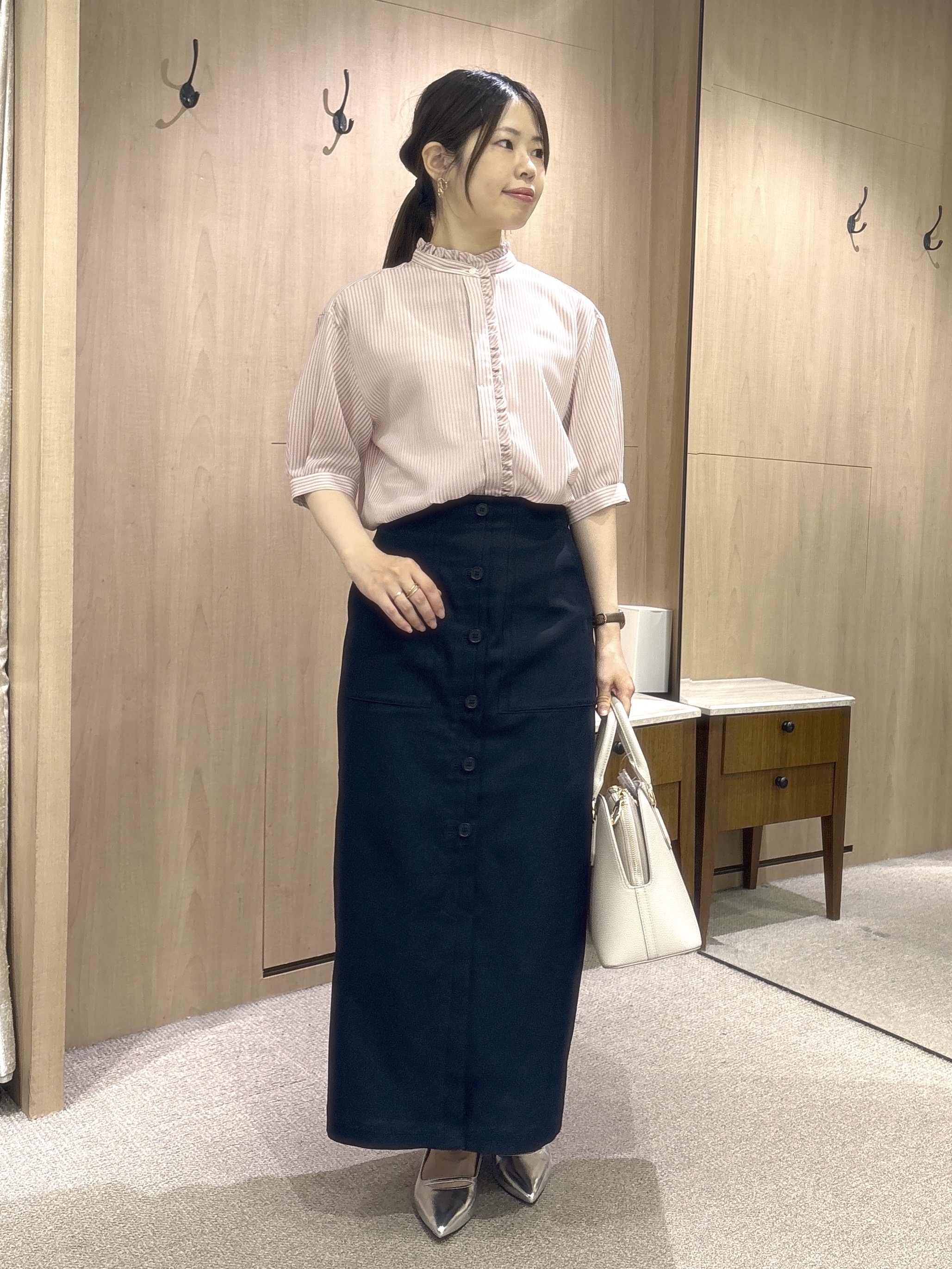 asamiさんの「UNTITLED｜【接触冷感/通気性/洗える】スタンドカラーフリルブラウス」を使ったコーディネート