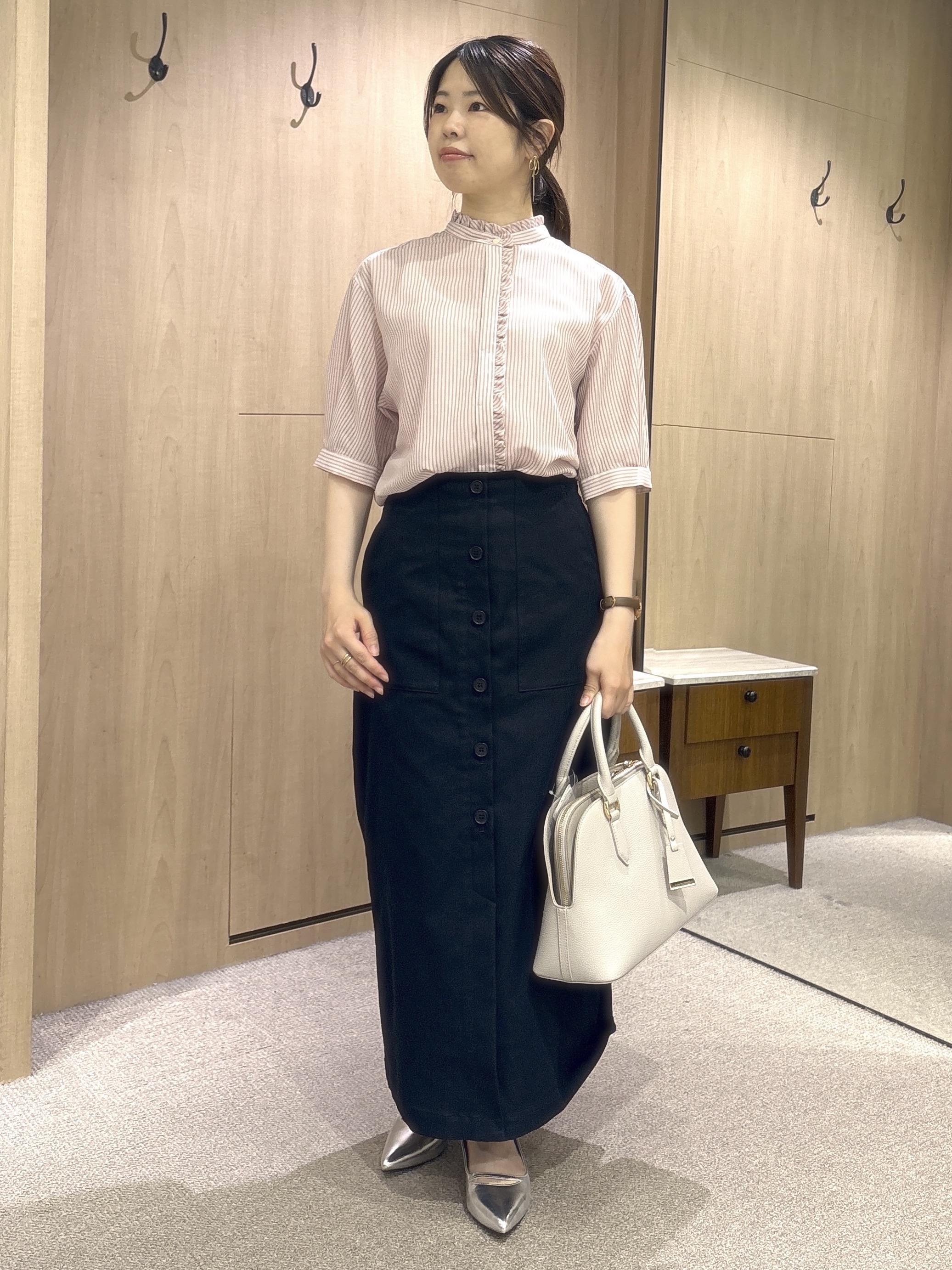asamiさんの「UNTITLED｜【接触冷感/通気性/洗える】スタンドカラーフリルブラウス」を使ったコーディネート