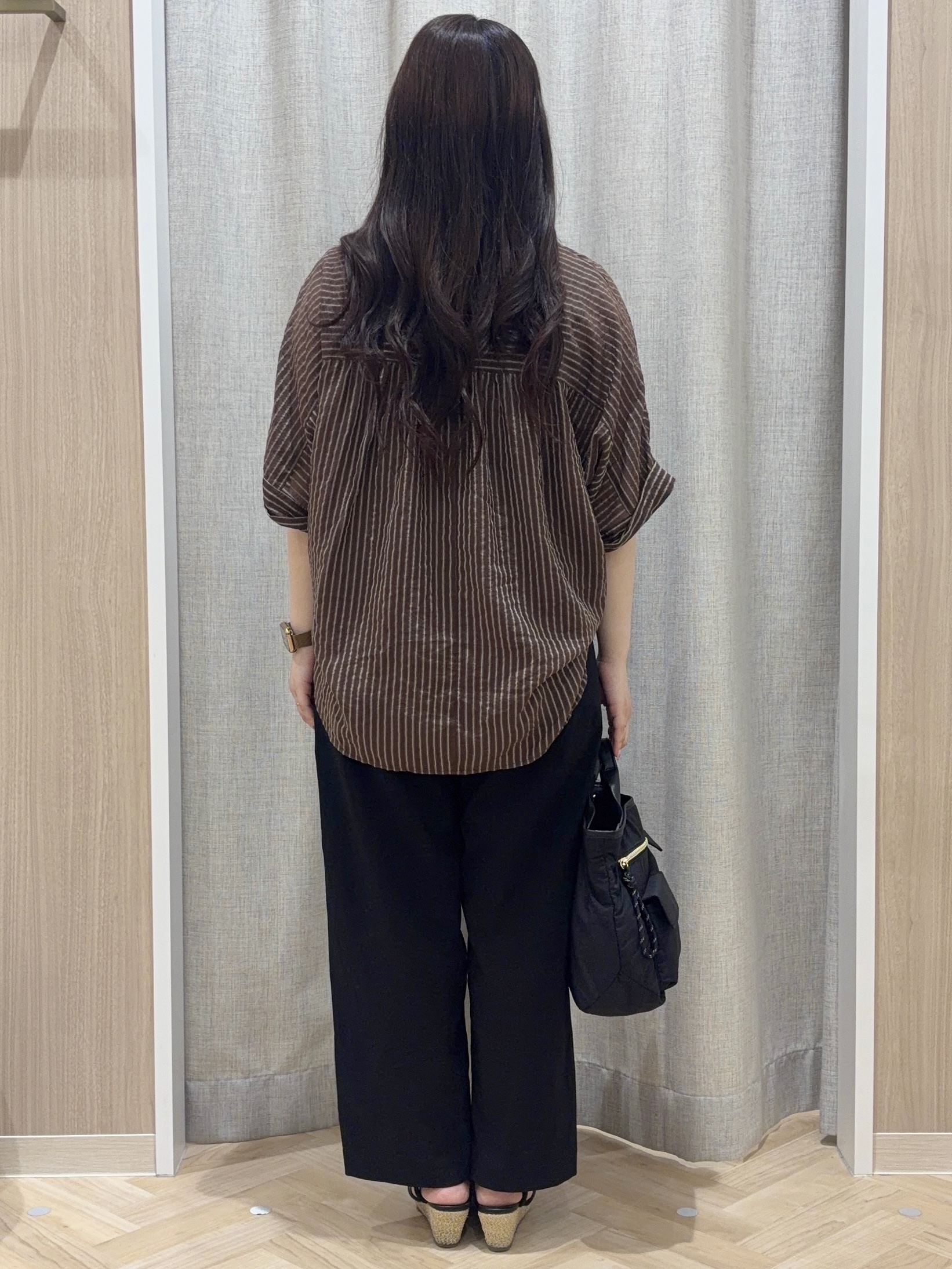 minamiさんの「grove｜【洗濯機◎・体型カバー】ON/OFF使える、シアースキッパーシャツ」を使ったコーディネート