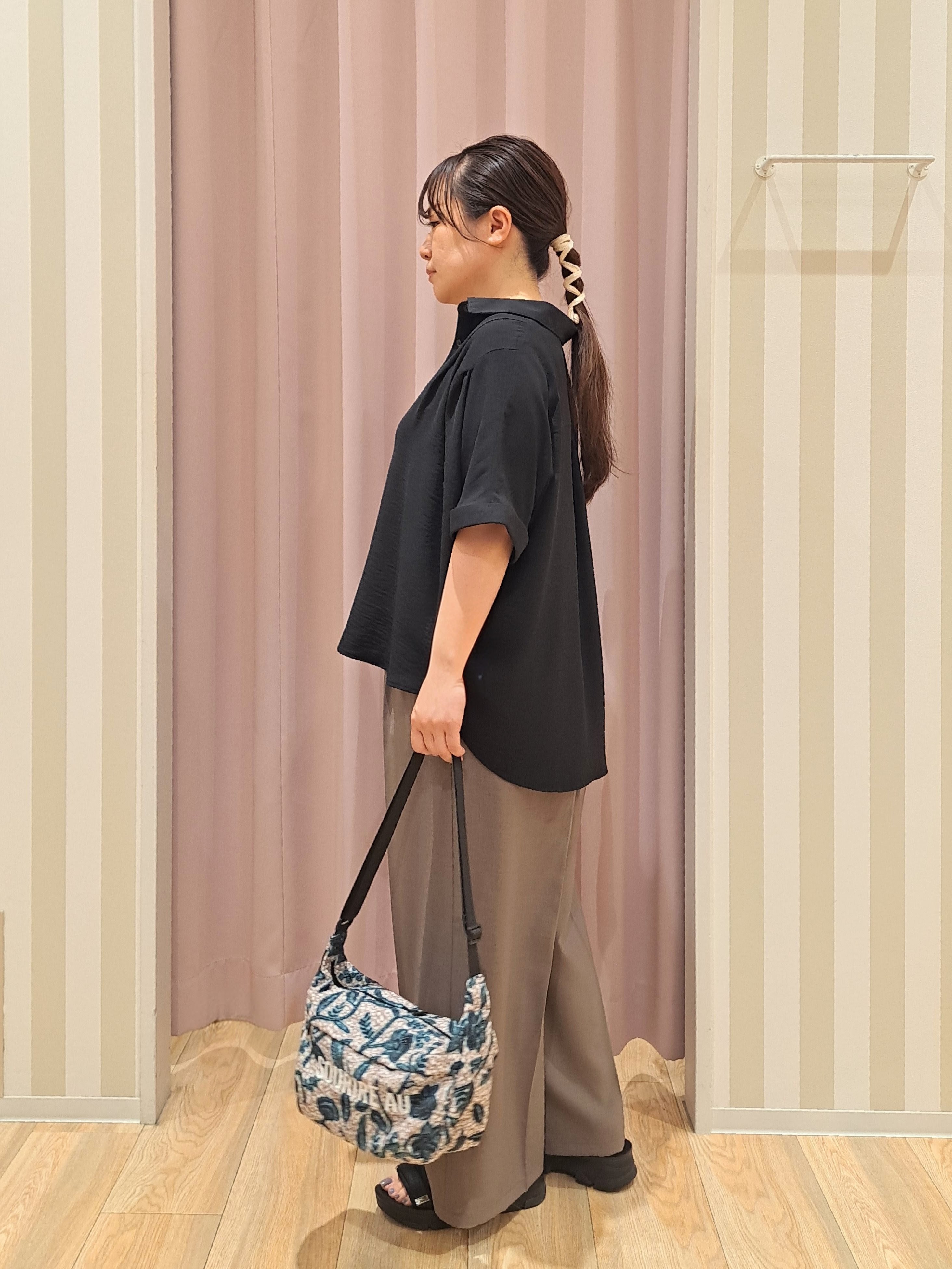 sho*さんの「SHOO･LA･RUE｜【ひんやり/洗濯後しわになりにくい/体型カバー】二の腕も隠せる　お袖ロールアップ半袖シャツ」を使ったコーディネート