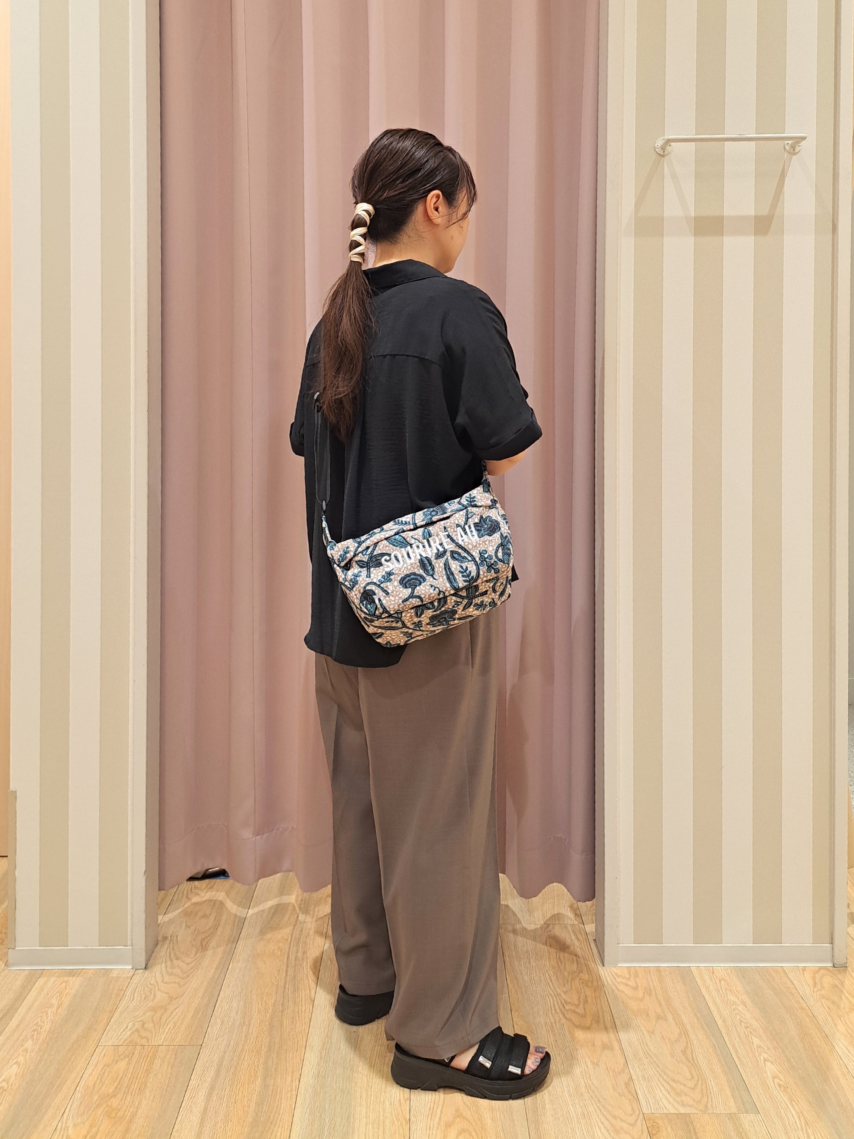 sho*さんの「SHOO･LA･RUE｜【ひんやり/洗濯後しわになりにくい/体型カバー】二の腕も隠せる　お袖ロールアップ半袖シャツ」を使ったコーディネート