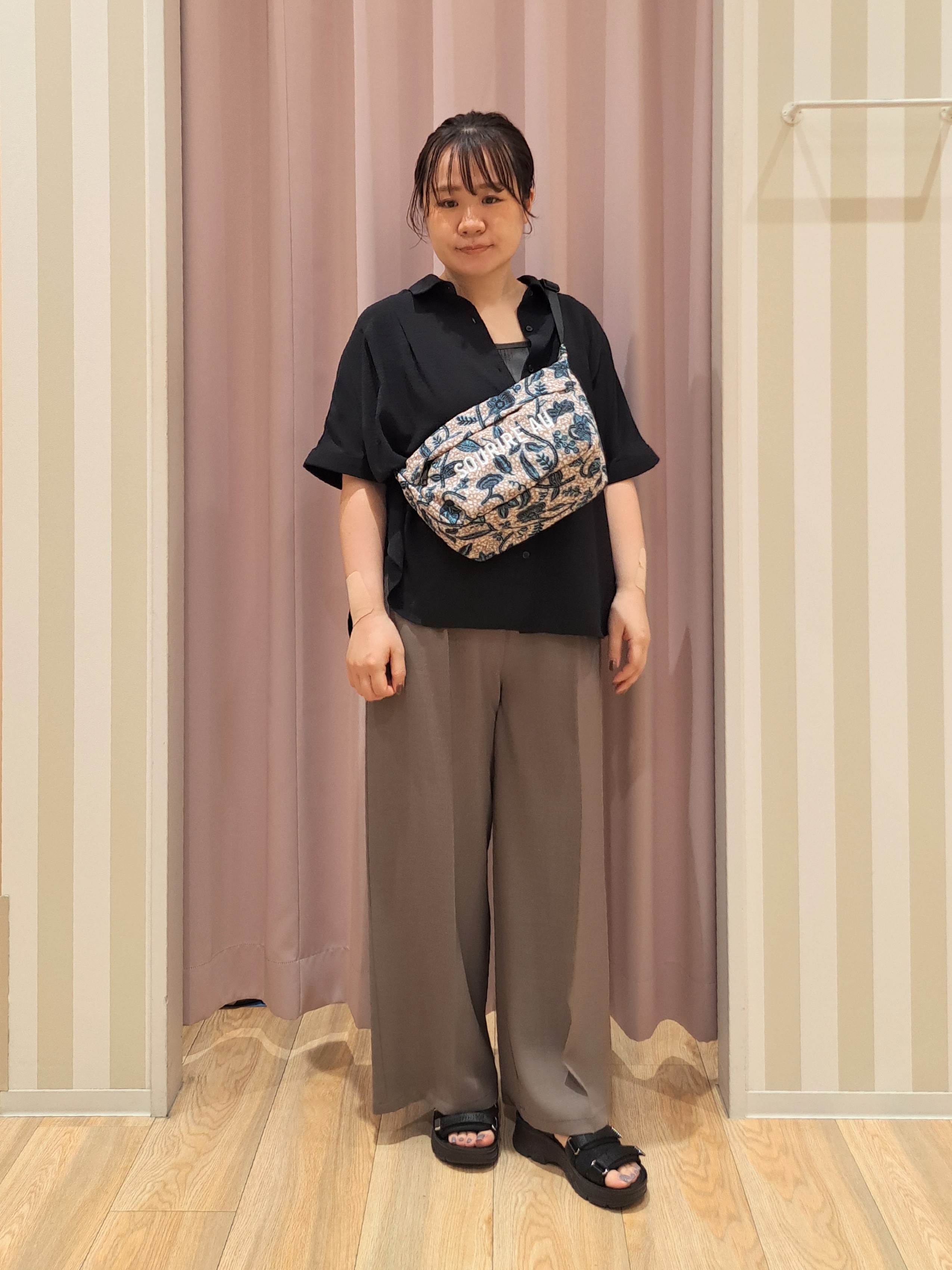 sho*さんの「SHOO･LA･RUE｜【ひんやり/洗濯後しわになりにくい/体型カバー】二の腕も隠せる　お袖ロールアップ半袖シャツ」を使ったコーディネート