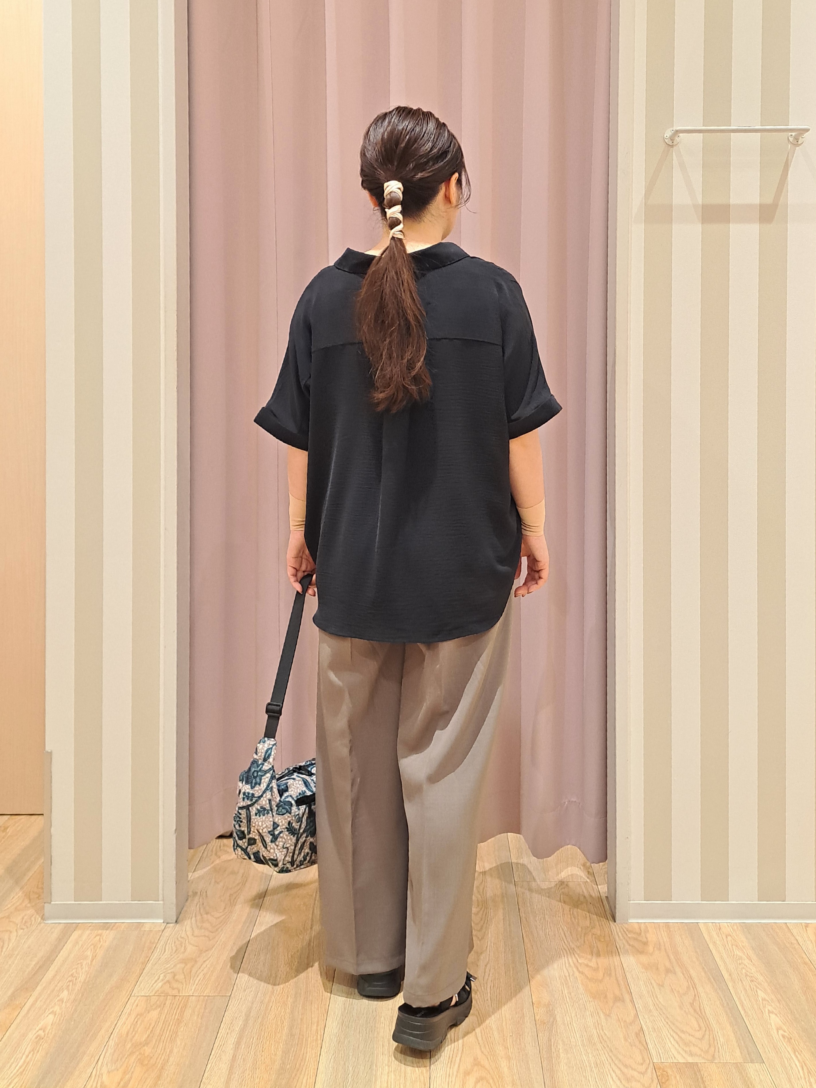sho*さんの「SHOO･LA･RUE｜【ひんやり/洗濯後しわになりにくい/体型カバー】二の腕も隠せる　お袖ロールアップ半袖シャツ」を使ったコーディネート