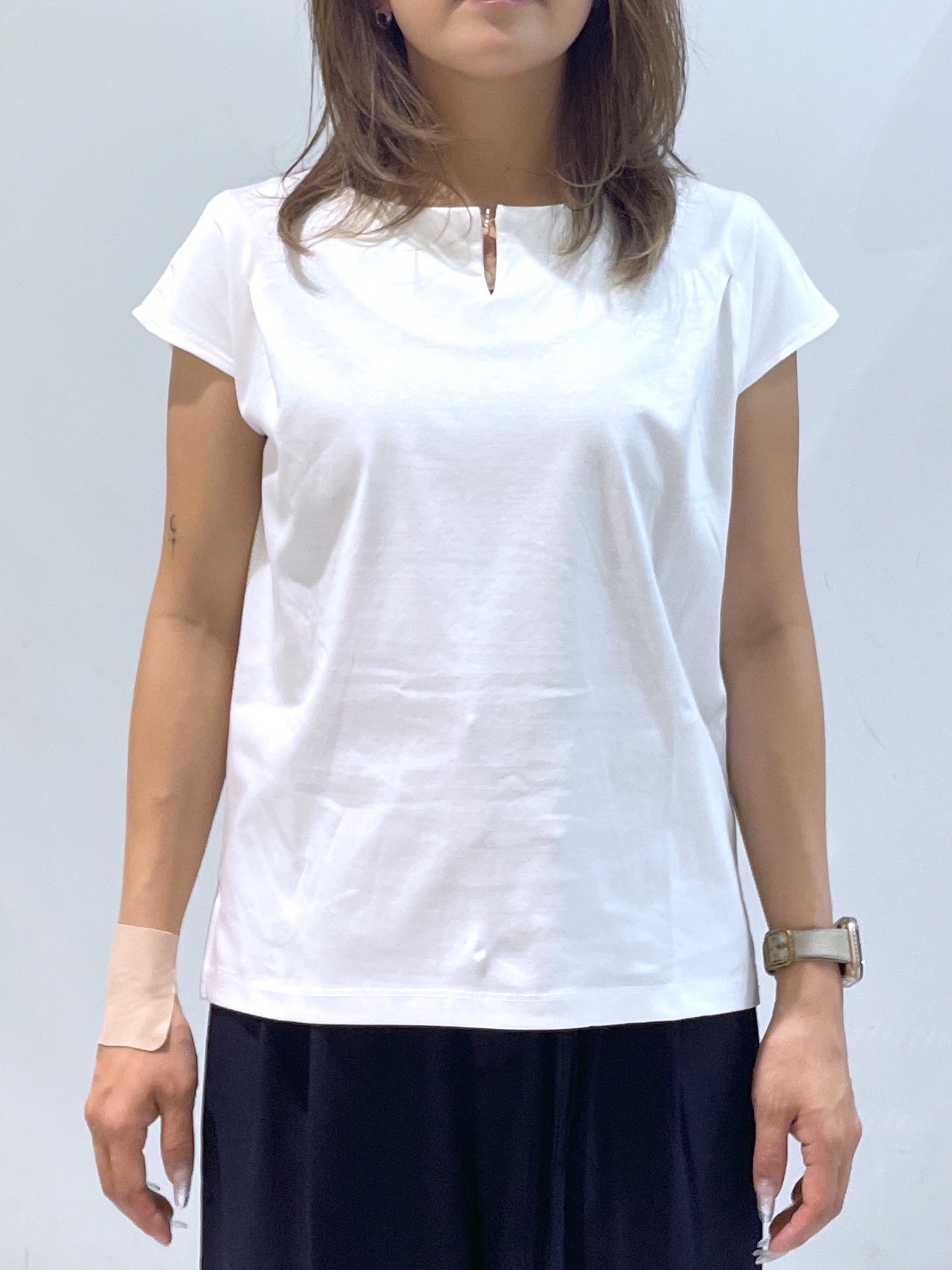 manaさんの「OPAQUE.CLIP｜【接触冷感】ビジューキーネックフレンチトップス《UVケア／洗濯機OK／XS～3L／8col》」を使ったコーディネート