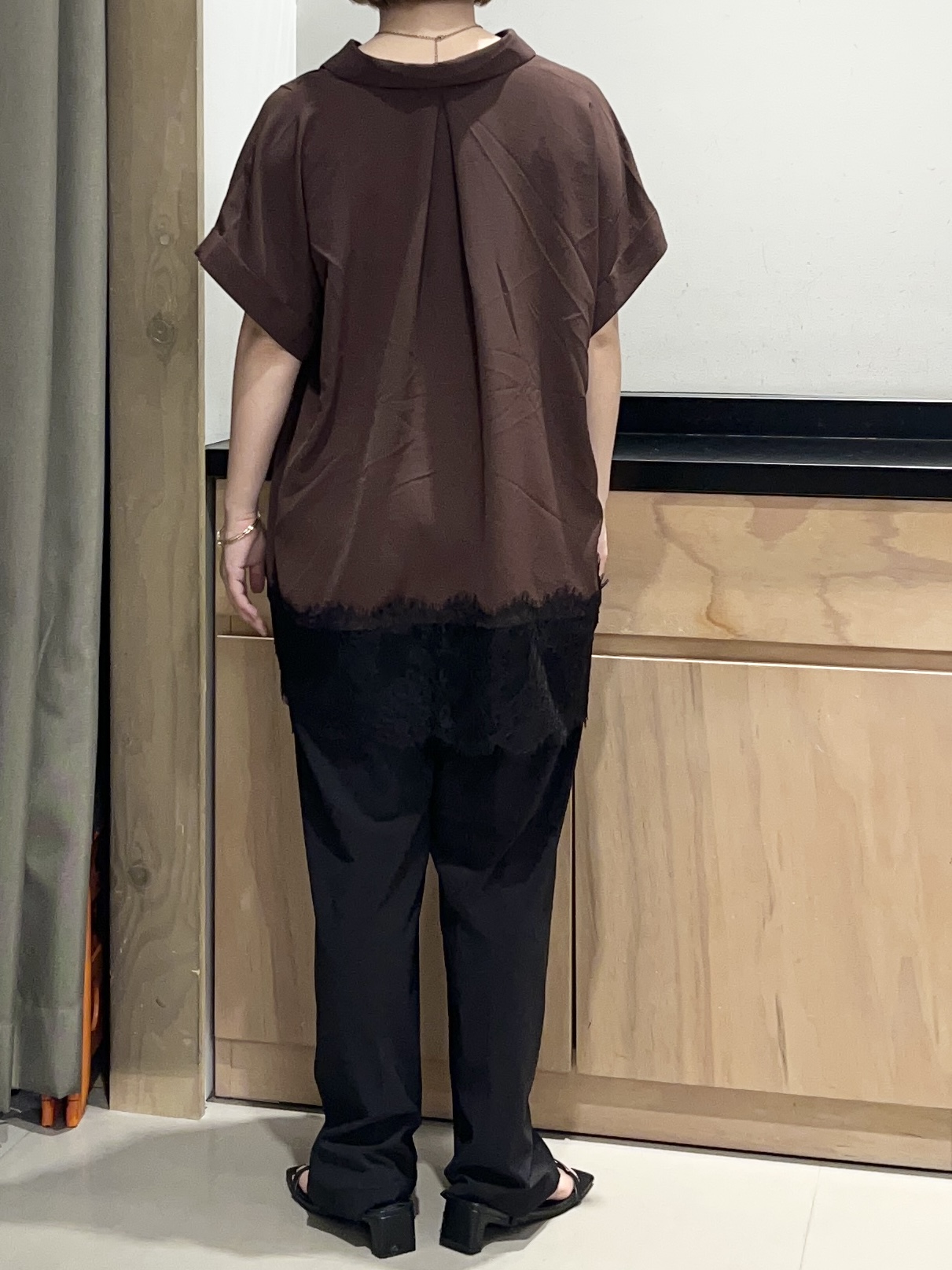 かのさんの「THE SHOP TK｜【ひんやり/体型カバー】裾レース切り替え スキッパーシャツ」を使ったコーディネート