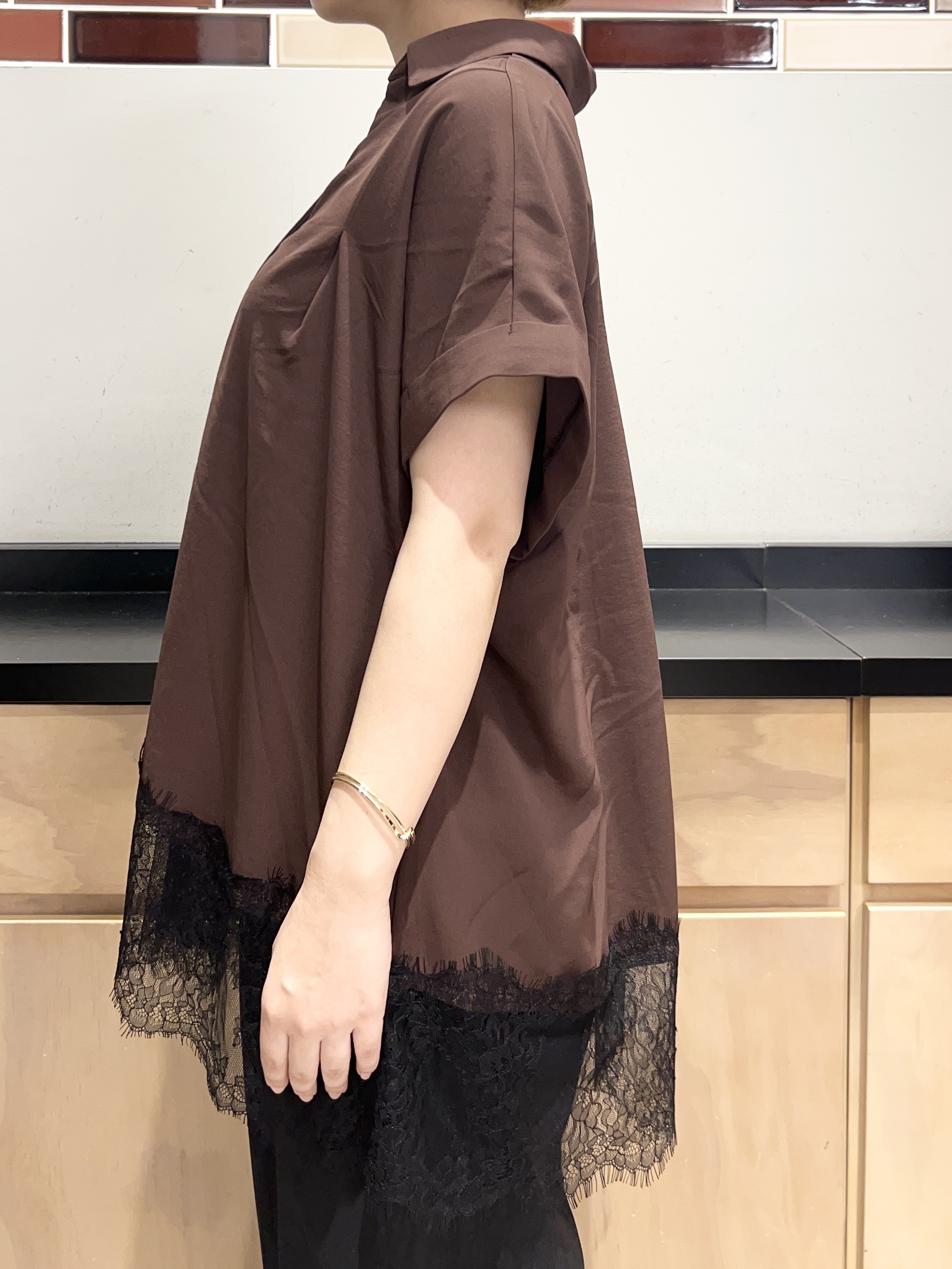 かのさんの「THE SHOP TK｜【ひんやり/体型カバー】裾レース切り替え スキッパーシャツ」を使ったコーディネート