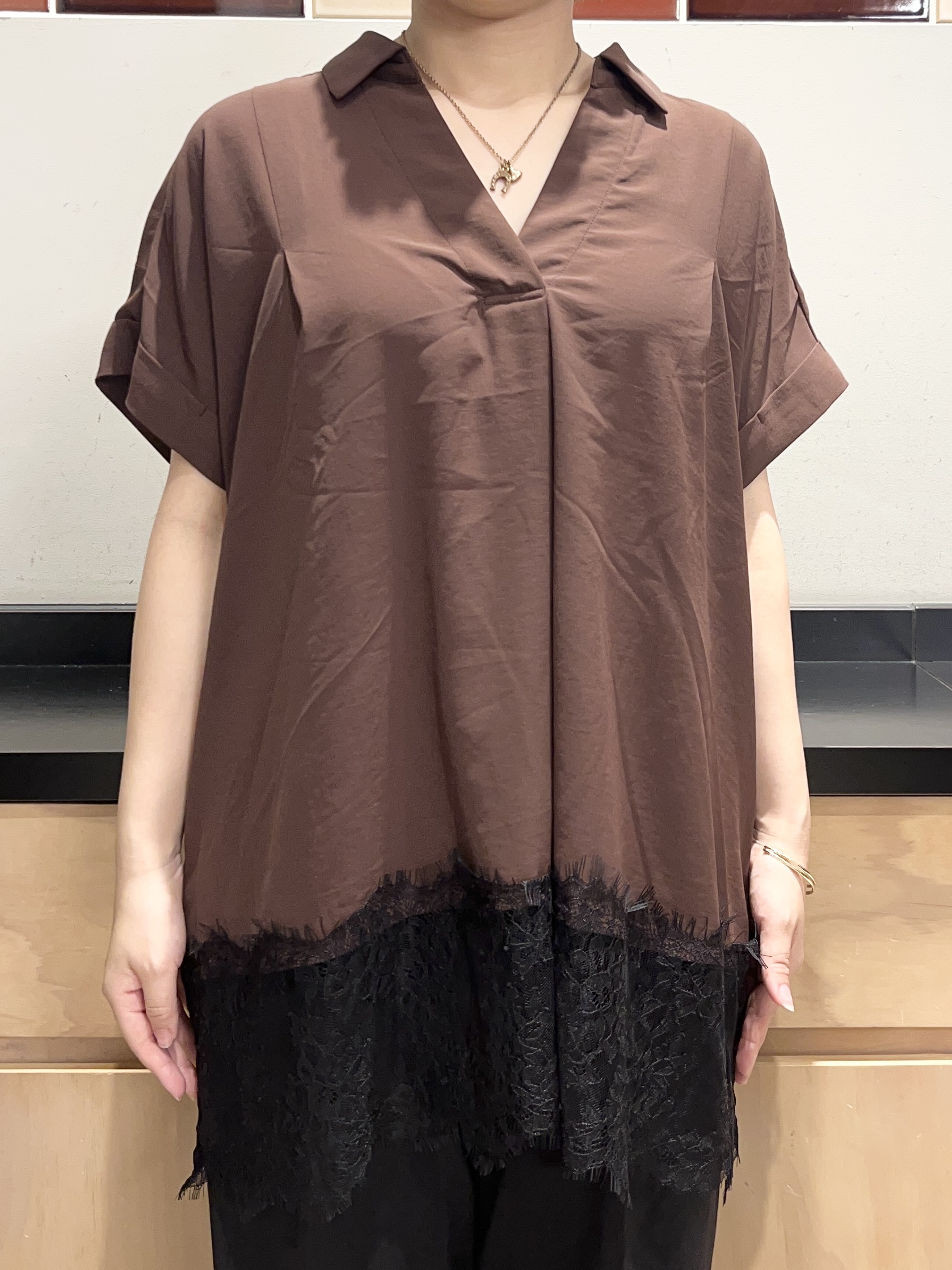 かのさんの「THE SHOP TK｜【ひんやり/体型カバー】裾レース切り替え スキッパーシャツ」を使ったコーディネート