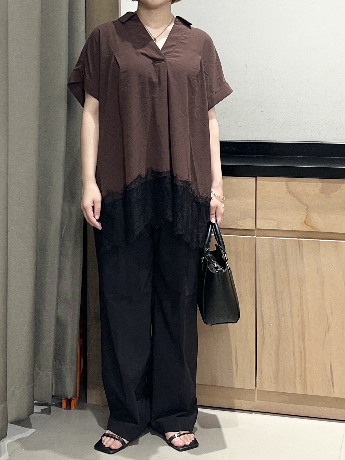 かのさんの「THE SHOP TK｜【ひんやり/体型カバー】裾レース切り替え スキッパーシャツ」を使ったコーディネート
