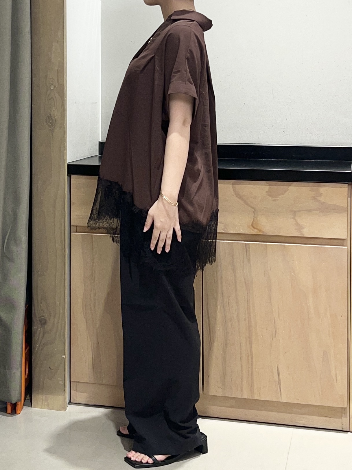 かのさんの「THE SHOP TK｜【ひんやり/体型カバー】裾レース切り替え スキッパーシャツ」を使ったコーディネート