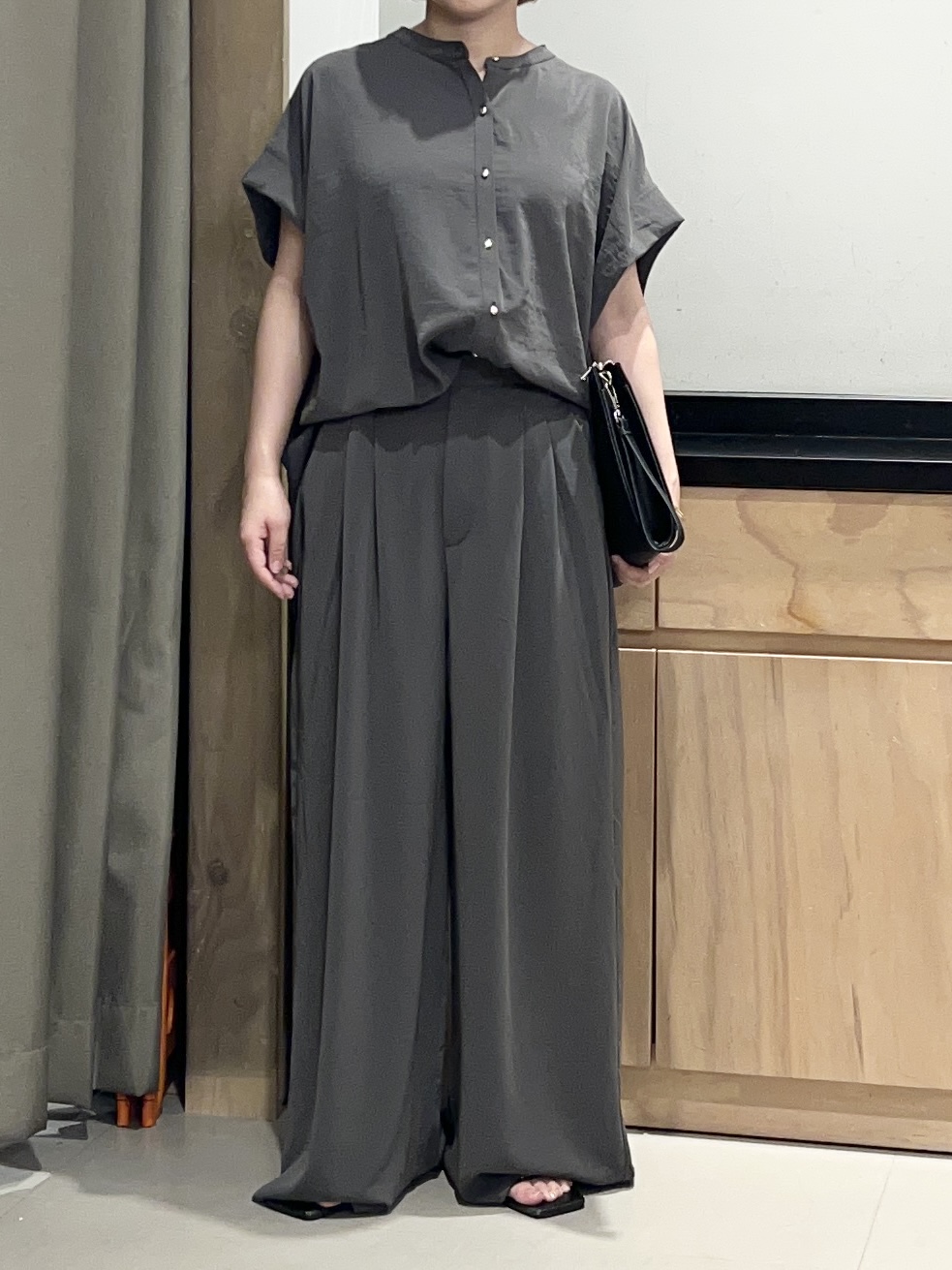 かのさんの「THE SHOP TK｜【ひんやり/遮熱/セットアップ可】やみつきになる とろみバンドカラーブラウス」を使ったコーディネート