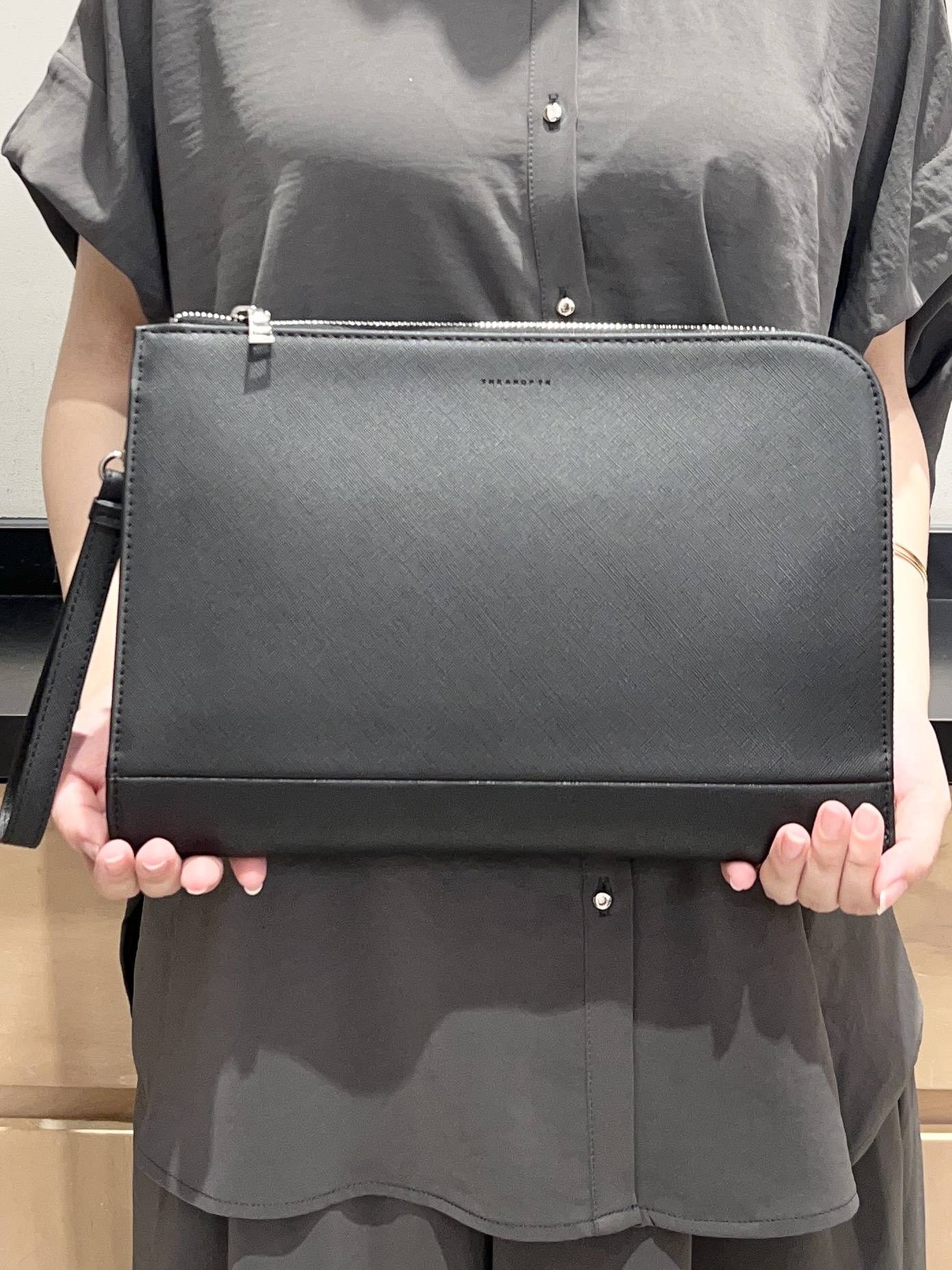 かのさんの「THE SHOP TK｜【ひんやり/遮熱/セットアップ可】やみつきになる とろみバンドカラーブラウス」を使ったコーディネート