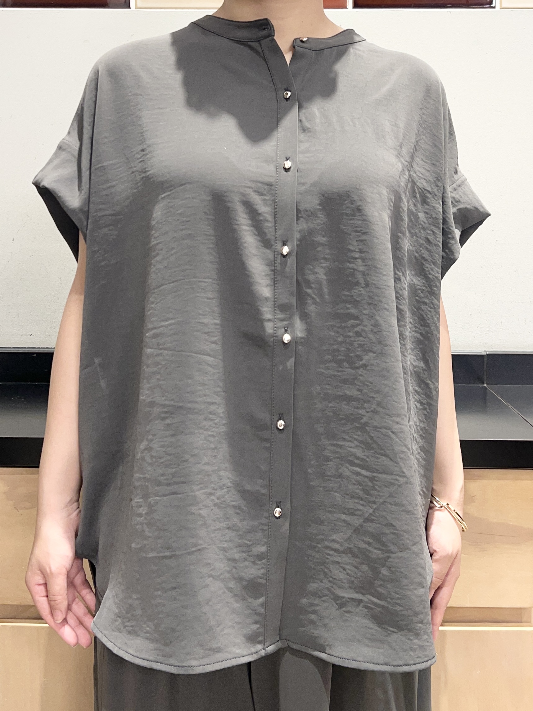 かのさんの「THE SHOP TK｜【ひんやり/遮熱/セットアップ可】やみつきになる とろみバンドカラーブラウス」を使ったコーディネート