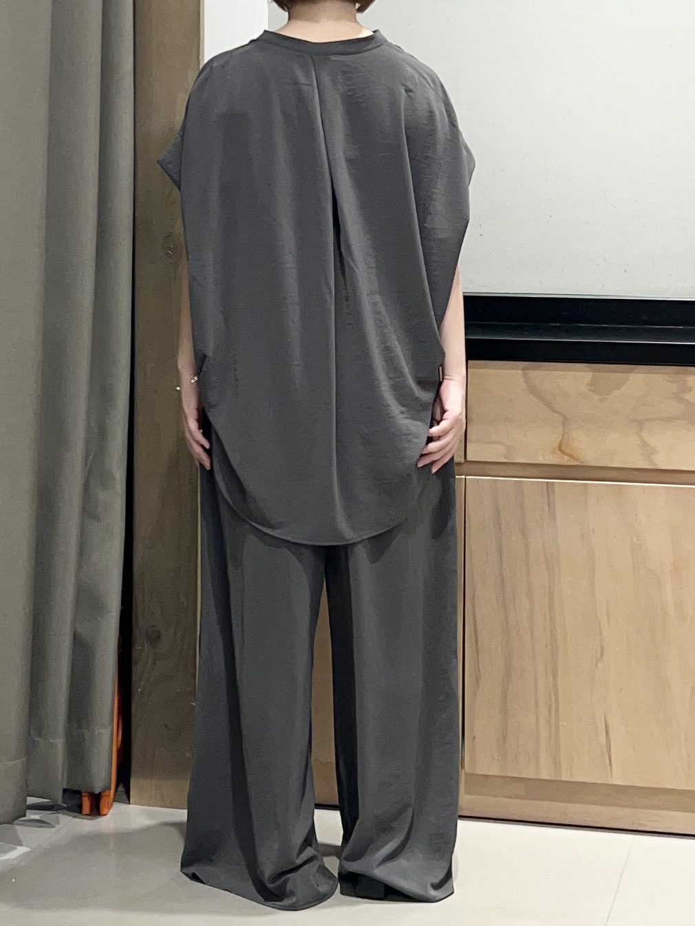 かのさんの「THE SHOP TK｜【ひんやり/遮熱/セットアップ可】やみつきになる とろみバンドカラーブラウス」を使ったコーディネート