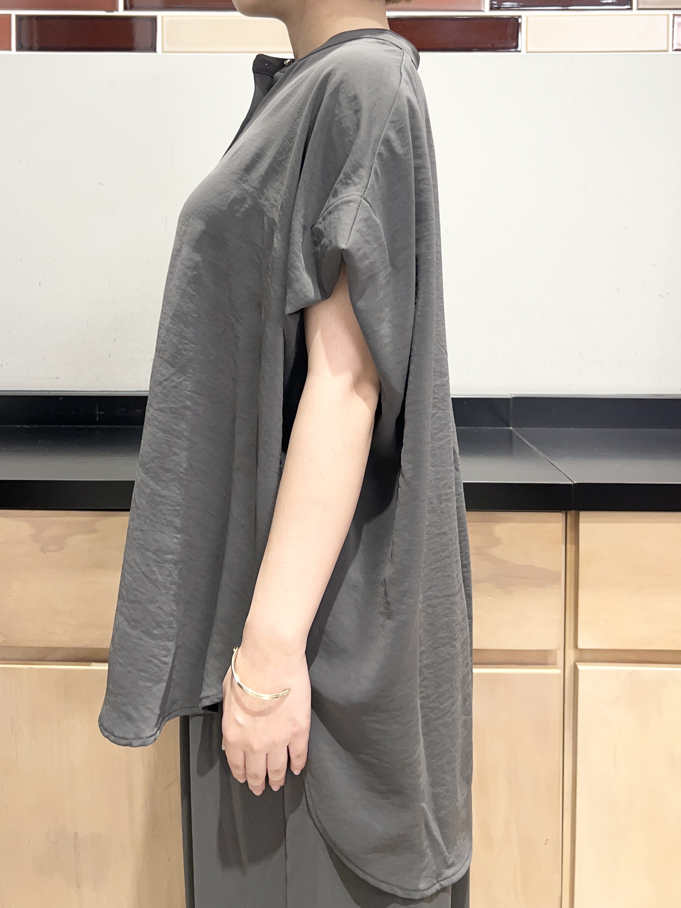 かのさんの「THE SHOP TK｜【ひんやり/遮熱/セットアップ可】やみつきになる とろみバンドカラーブラウス」を使ったコーディネート