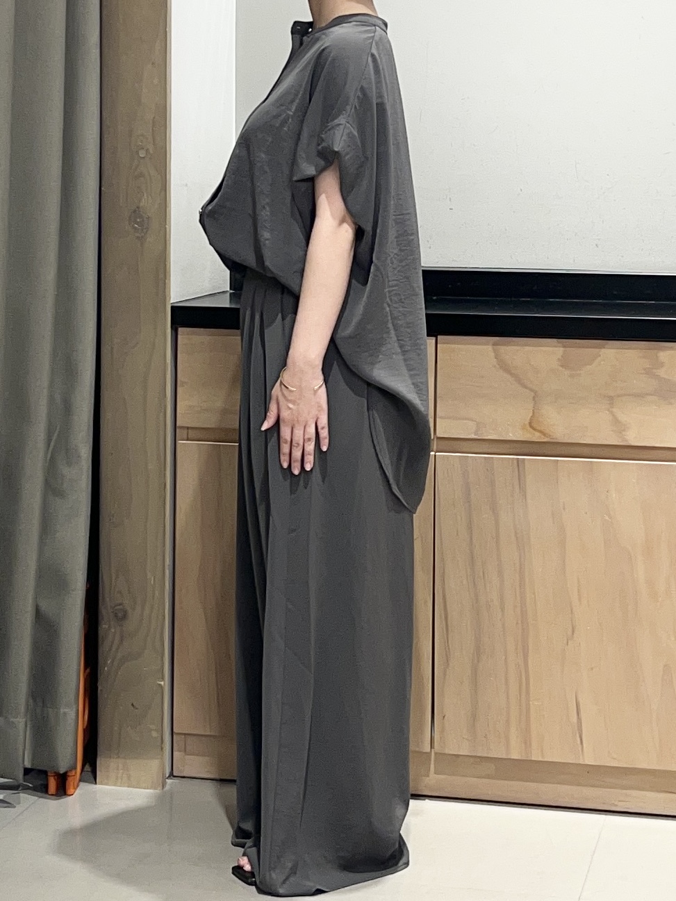 かのさんの「THE SHOP TK｜【ひんやり/遮熱/セットアップ可】やみつきになる とろみバンドカラーブラウス」を使ったコーディネート