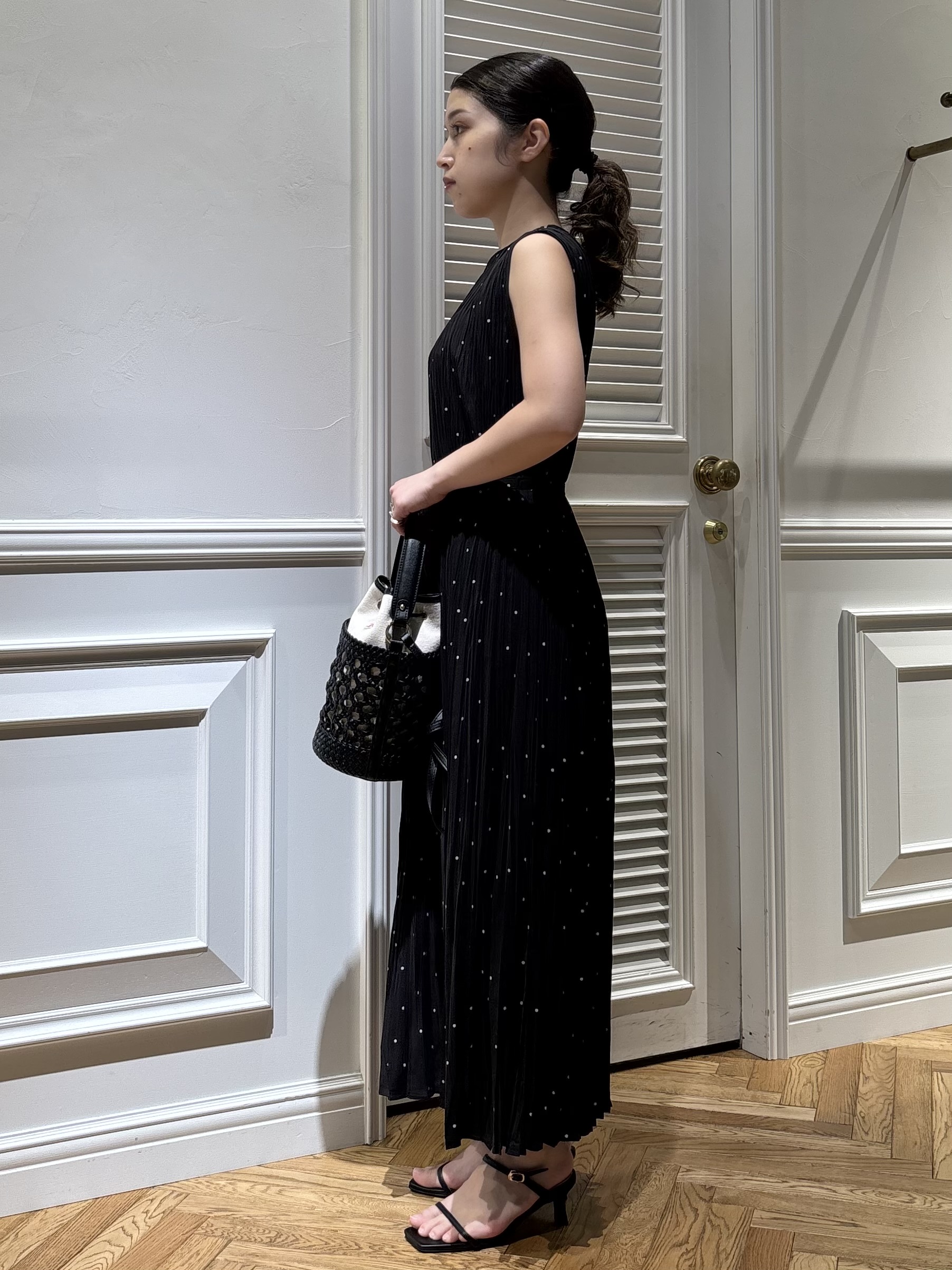 Mgmさんの「DRESSTERIOR｜【ウォッシャブル/2WAYシルエット】ノースリーブプリーツワンピース」を使ったコーディネート