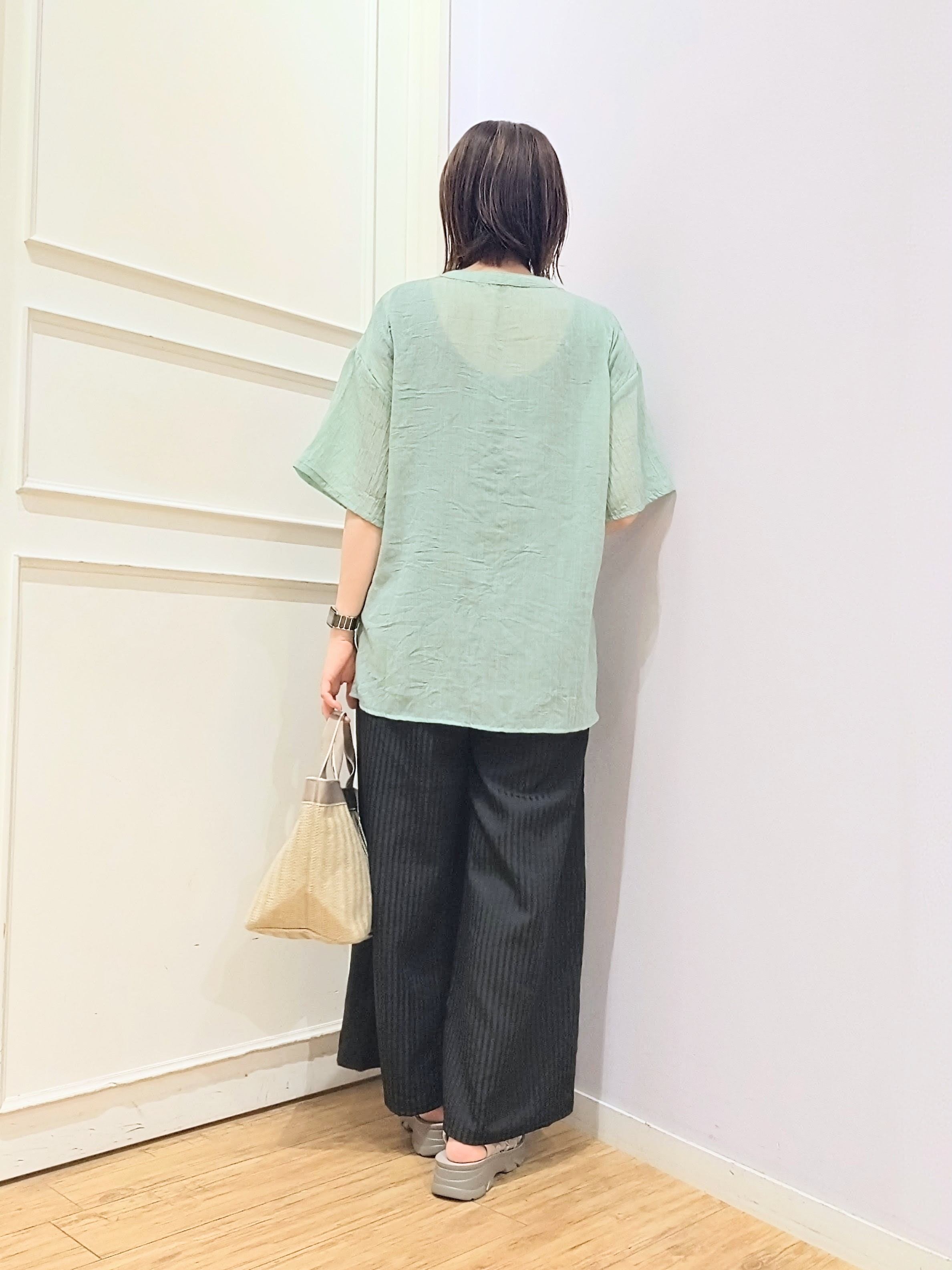 miomioさんの「SHOO･LA･RUE｜フロントフリル シアーワッシャーブラウス」を使ったコーディネート