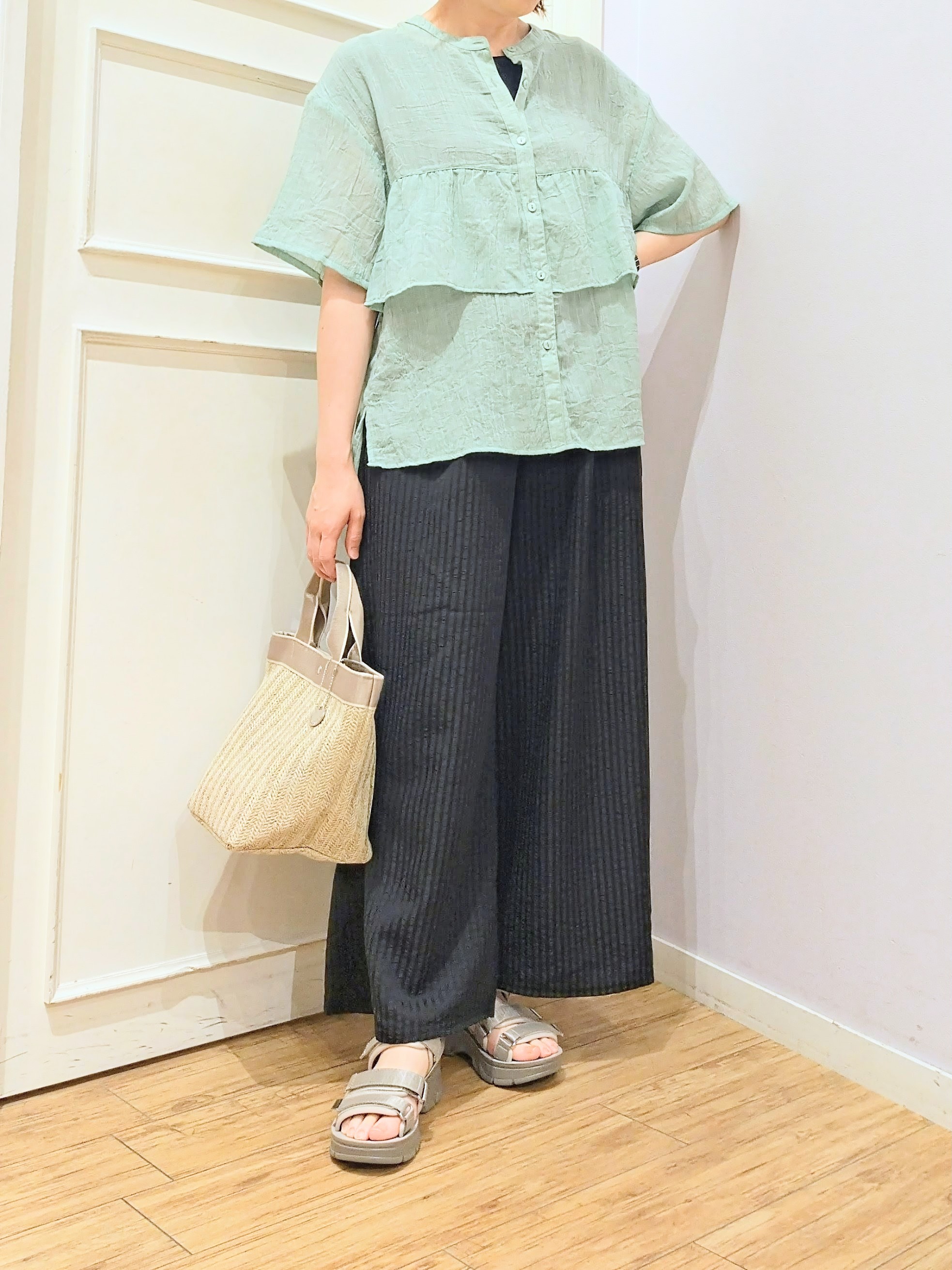 miomioさんの「SHOO･LA･RUE｜フロントフリル シアーワッシャーブラウス」を使ったコーディネート