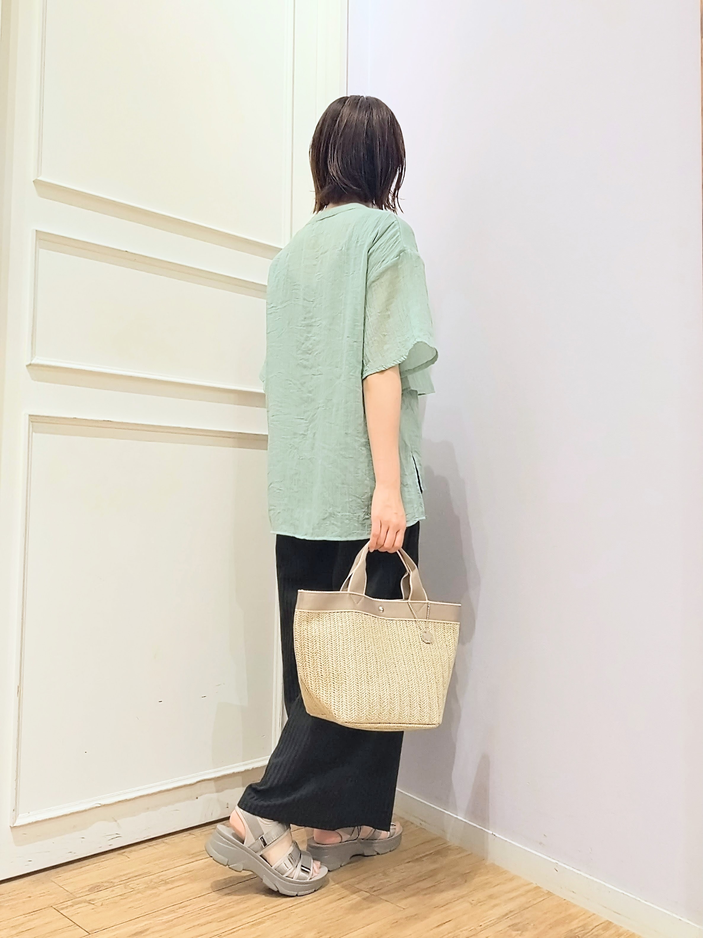 miomioさんの「SHOO･LA･RUE｜フロントフリル シアーワッシャーブラウス」を使ったコーディネート