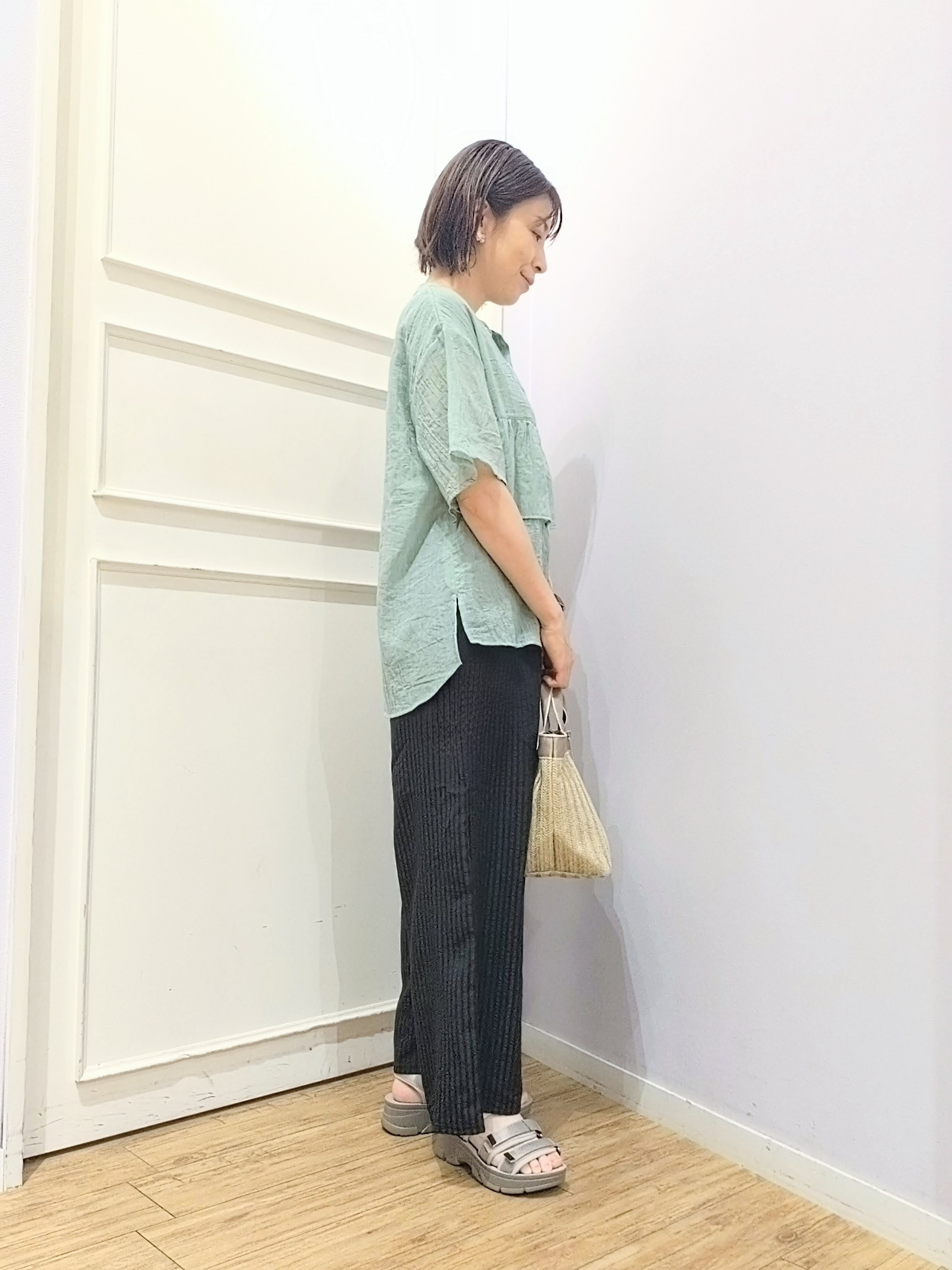 miomioさんの「SHOO･LA･RUE｜フロントフリル シアーワッシャーブラウス」を使ったコーディネート
