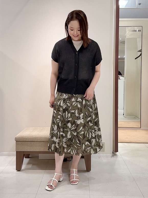 YUIさんの「UNTITLED｜【洗える/清涼感】ドライタッチスリーブレスカーディガン」を使ったコーディネート