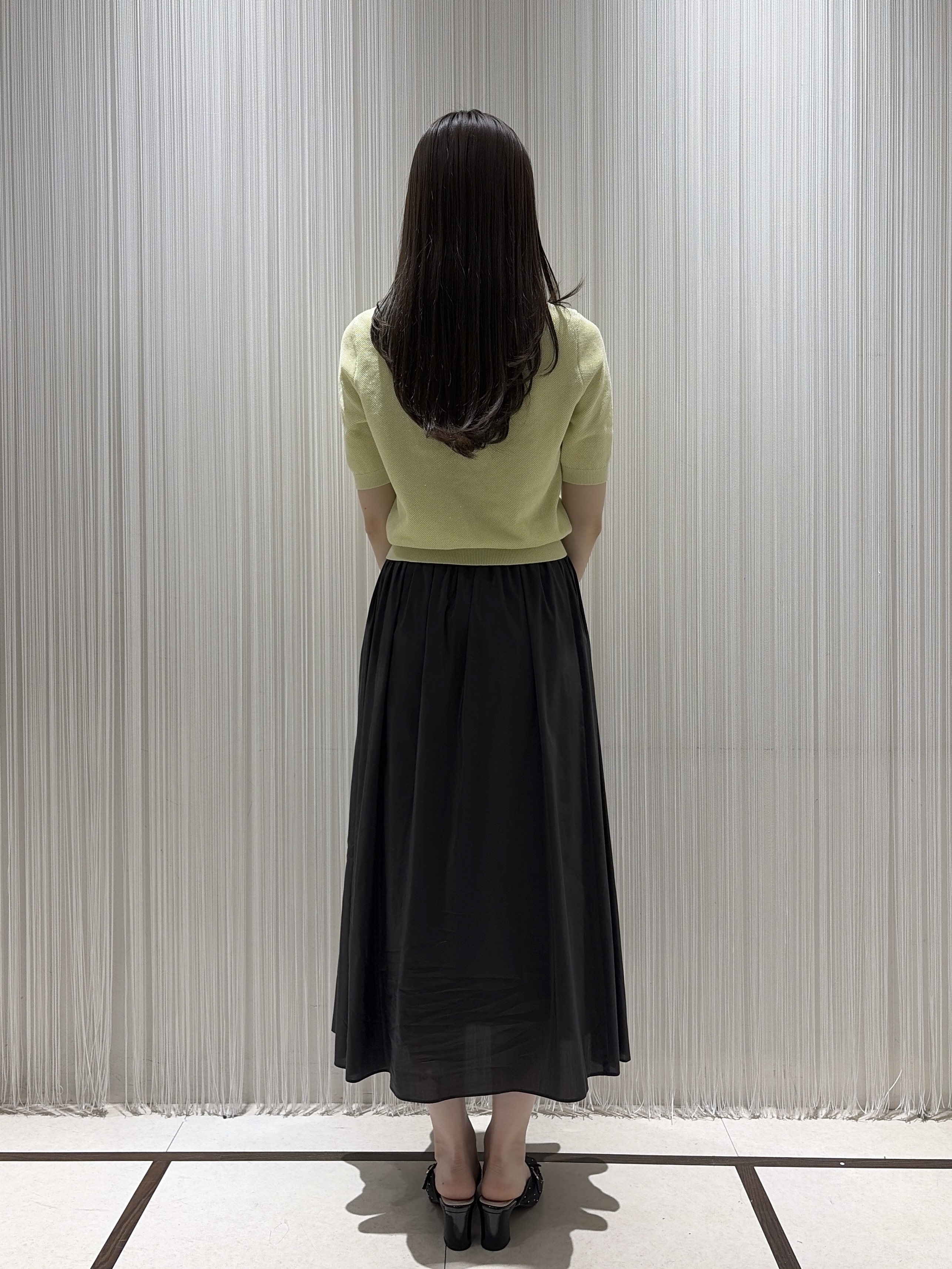 岡田美詩さんの「UNTITLED｜【アンサンブル可】ラメ混クルーネックプルオーバー」を使ったコーディネート