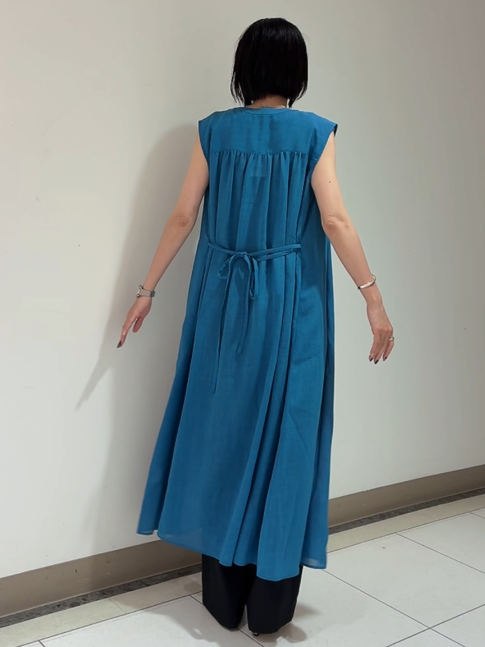 環さんの「UNTITLED｜【通気性/前開きボタン】シアーVネックワンピース」を使ったコーディネート
